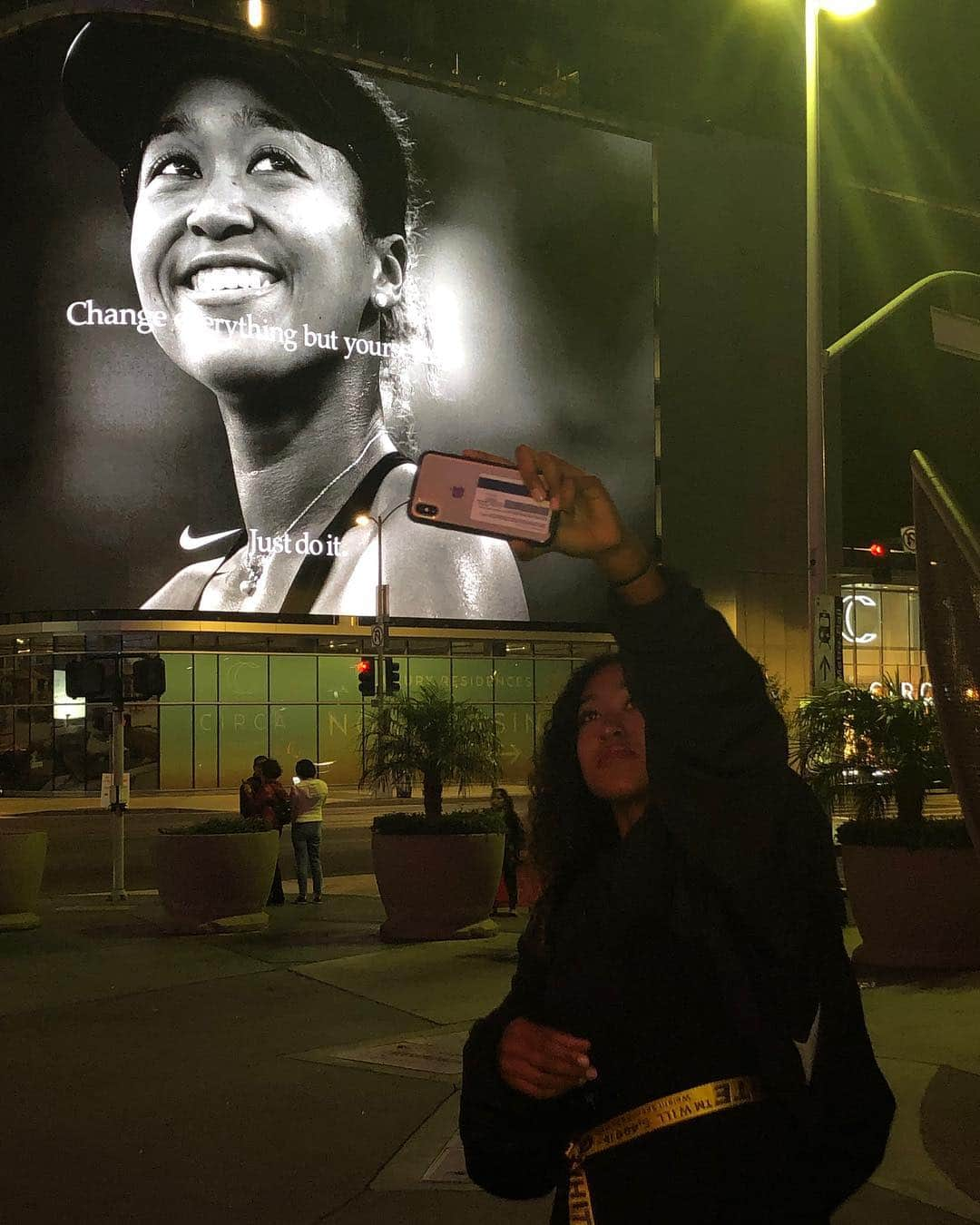 大坂なおみさんのインスタグラム写真 - (大坂なおみInstagram)「Sorry I know I’ve posted a lot. Last one for a bit I promise 🙏 I just wanted to say this is so insane to me, to have a billboard outside the staples center?!!! Lost for words... I’m really grateful for this opportunity and I’m super excited for the future @nike 🤗❤️ thank you」4月5日 22時36分 - naomiosaka