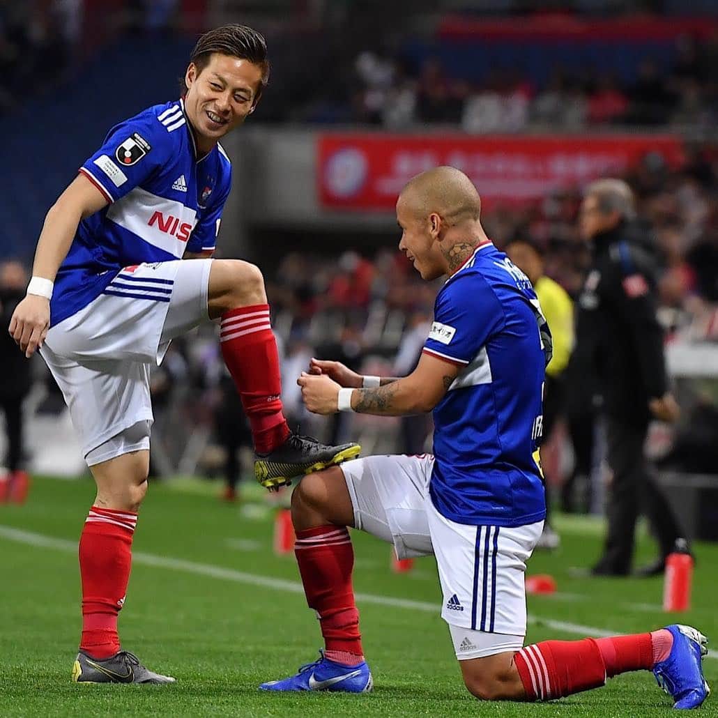 のインスタグラム：「. 靴磨き👟✨ （2019.04.05） . 📷Photo by J.LEAGUE/Jリーグ . #マルコスジュニオールが2G1A #マルコスジュニオール #marcosjunior #仲川輝人 #TeruhitoNakagawa #横浜Fマリノス #FMarinos #金J #フライデーナイトJリーグ #FridayNightJLeague #コトシハJガハンパナイ #明治安田生命J1リーグ #Jリーグ #JLeague #J撮り #J1 #football #サッカーキング #⚽️ #サッカー」