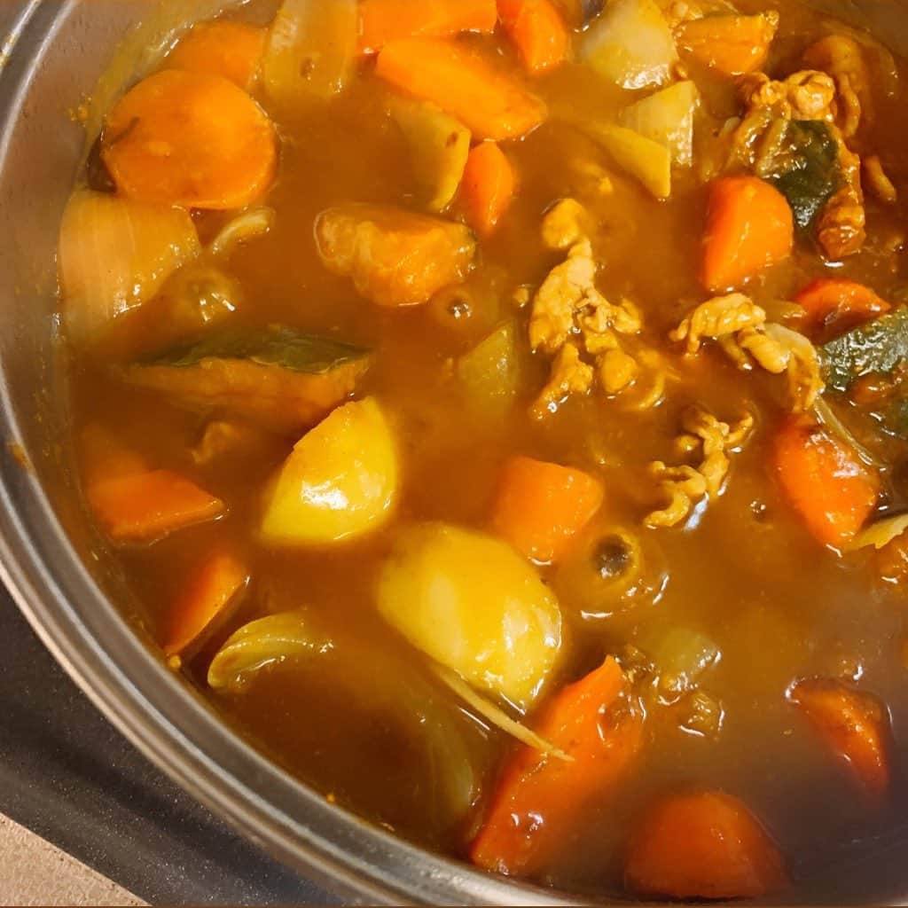 のインスタグラム：「. . 今夜は具沢山のカレーだよ🍛 ママが今日カレー食べたいというので。 . カボチャも入れて、優しい甘さに♡ 甘すぎなカレーは苦手だけど、野菜の素朴な甘さは好き😊 . . #カレー #カレーライス #具沢山 #夜ご飯 #自炊女子 #守永食堂 #🍛」