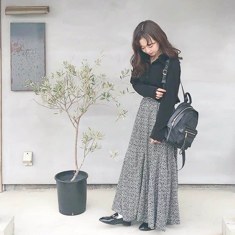 haruさんのインスタグラム写真 - (haruInstagram)「ㅤㅤㅤㅤㅤㅤㅤㅤㅤㅤㅤㅤㅤ ㅤㅤㅤㅤㅤㅤㅤㅤㅤㅤㅤㅤㅤ ㅤㅤㅤㅤㅤㅤㅤㅤㅤㅤㅤㅤㅤ #ootd ㅤㅤㅤㅤㅤㅤㅤㅤㅤㅤㅤㅤㅤ @fifth_store の #小花柄ロングフレアスカート  にあわせて 大人っぽコーデをくみました🤭❤️ ㅤㅤㅤㅤㅤㅤㅤㅤㅤㅤㅤㅤㅤ ㅤㅤㅤㅤㅤㅤㅤㅤㅤㅤㅤㅤㅤ あすかさん ( @asukaa02 )の東京popupのときにかった @spialadies の お洋服が 綺麗な形で袖と襟元が フリルになっていて可愛さもあっておきにいり☺💓 ㅤㅤㅤㅤㅤㅤㅤㅤㅤㅤㅤㅤㅤ ㅤㅤㅤㅤㅤㅤㅤㅤㅤㅤㅤㅤㅤ ❤︎ tops : #SPIA ❤︎ skirt : #fifth ❤︎ bag : #editsheen ❤︎ shoes : #lowrysfarm ㅤㅤㅤㅤㅤㅤㅤㅤㅤㅤㅤㅤㅤ ㅤㅤㅤㅤㅤㅤㅤㅤㅤㅤㅤㅤ 大人っぽくするためにヘアスタイルは ウエット波ウェーブに 前髪もセンターわけ🤭💗( 笑 ) ㅤㅤㅤㅤㅤㅤㅤㅤㅤㅤㅤㅤㅤ この日は ゆかんぬさんとカフェ巡りしたので また載せますね(  ˊᵕˋ )💕 ㅤㅤㅤㅤㅤㅤㅤㅤㅤㅤㅤㅤㅤ #fifthtl#フィフス#エディットシーン#ポケットデザインリュック#ブラックコーデ#シンプル#fashion#bag#リュック#バッグ #harucd ㅤㅤㅤㅤㅤㅤㅤㅤㅤㅤㅤㅤㅤ」4月5日 22時42分 - __haru3