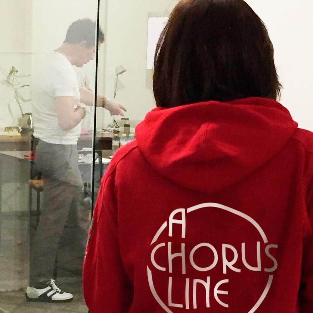 アントニオ・バンデラスさんのインスタグラム写真 - (アントニオ・バンデラスInstagram)「Seguimos en #Barcelona, tercera jornada de audiciones de #AChorusLine. ¡Cuánto talento! ____ @teatrodelsoho @caixabank #audicionesAChorusLine @corelladanceacademy」4月5日 22時39分 - antoniobanderas