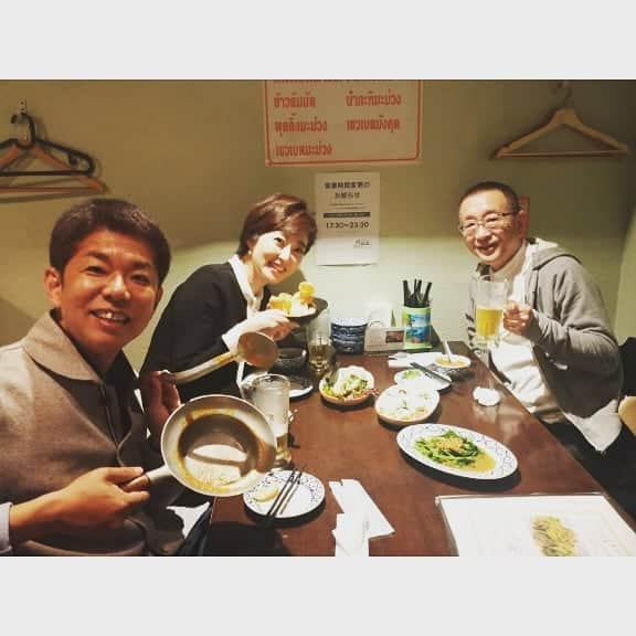 池尻和佳子さんのインスタグラム写真 - (池尻和佳子Instagram)「大好きな先輩方と😊✨✨ ビールぐびぐび🍻  タイ料理ぱくぱく‼️‼️ 幸せな週末でした🤗皆様も良い週末を～⤴️⤴️ #タイ #料理 #大名 #ガムランディー  #先輩 #生野文治 さん #龍山康朗 さん」4月5日 22時39分 - wakako_ikejiri_rkb