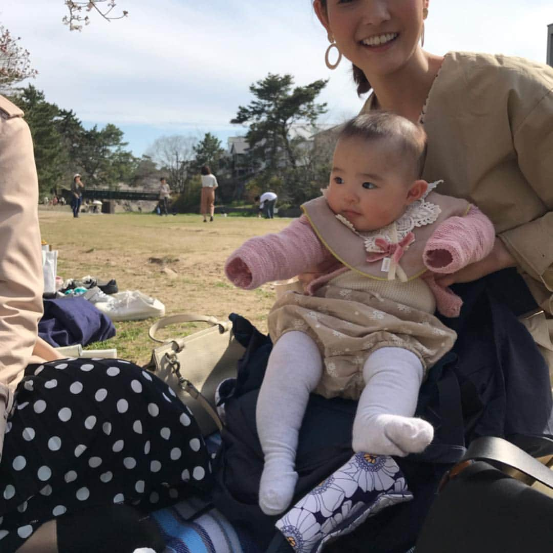 Maiko Shibataさんのインスタグラム写真 - (Maiko ShibataInstagram)「荒木さんのお料理教室、今日も最高🤤常備菜レッスンリクエストしたのに、常備菜の域超えてる🤤  その後荒木さんプロデュースでバスケットにサンドイッチとチョコレートバーとロゼを詰めてサクッと夙川でお花見という  オシャレが過ぎるお花見を体験🌸  幸せな１日やったー🤤👶🐶🌸♡♡♡ #お花見#夙川#キャバチワ#まーちゃんのソフィーちゃん」4月5日 22時41分 - maikoshilog