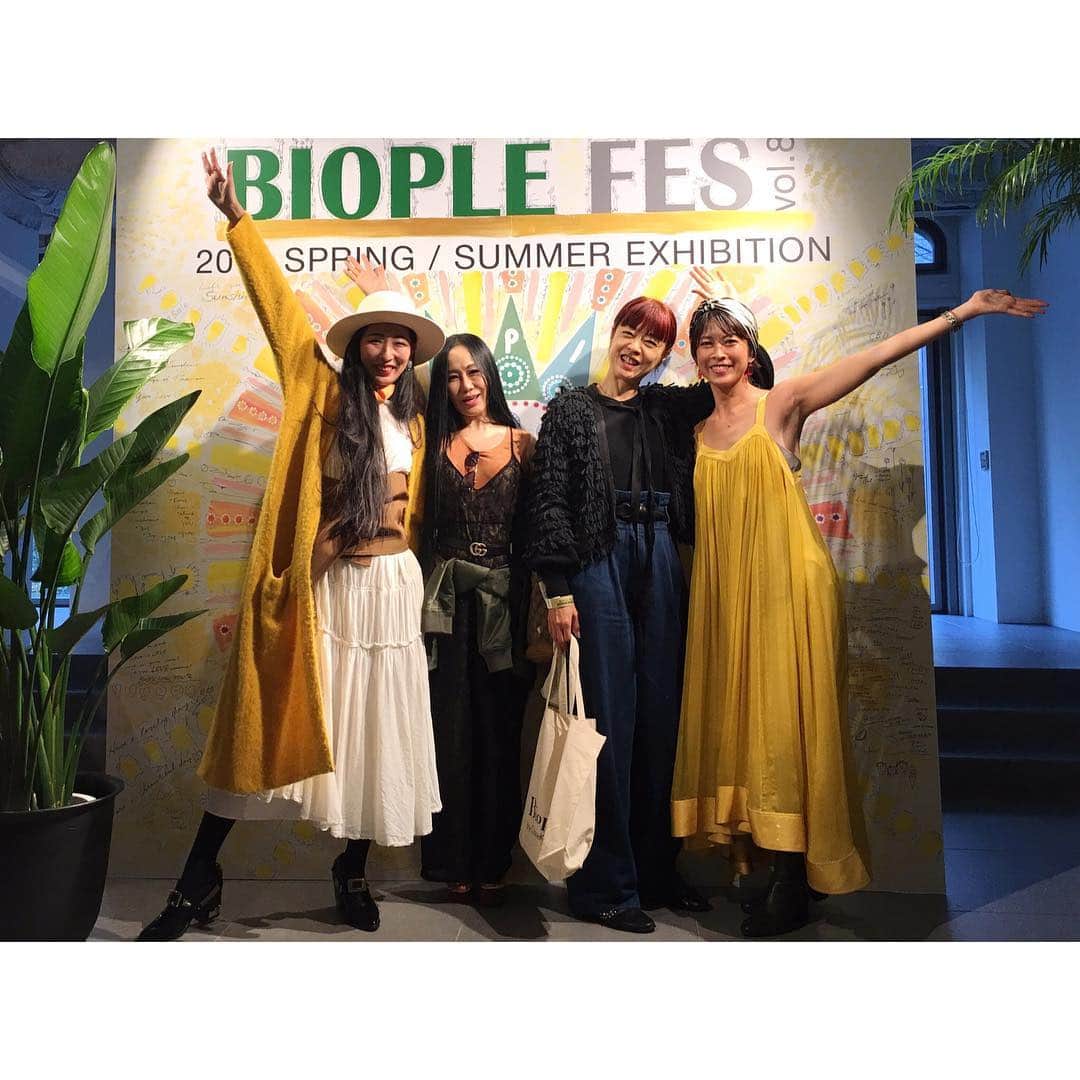 のインスタグラム：「いつも楽しみで新しい発見のあるbiople fes @biople by CosmeKitchenも8回目に！ 今回のテーマは「Life with Sunshine」 初上陸の新しい商品、オーガニックライフを楽しく過ごせるインナービューティやナチュラルなスキンケアもずらずらっ〜と😍 今回のウォールアートをハンドペイントで描いたはなよちゃん @hana4  色のセンスが抜群🌈 . 毎回一緒に行っている美の審美眼 美香さん @mikaamata とオススメの視点に共感できる野島さん @yuko_halo  と楽しくワイワイと巡ってきました😊 . ﻿ 日々のストレスを自分自身でセルフケアして明日への活力につなげていける商品やヒントをbiopleはいつも提案してくれます。毎回本当に楽しみ✨✨✨✨ 都会にいると自然からたくさんの恩恵を受けている事を忘れがち。 オーガニックな商品は人間だけじゃなくて動物にも環境にも優しいものが多くてそのバックグラウンドにあるストーリーも魅力的なものがあります。 . 今回注目したのはCBDオイルの充実したラインナップ。 海外のオーガニックスーパーではCBDコーナーがあるほどポピュラーですが 日本も少しずつ認知されてきてるのを感じます。 . 私は寝る前の睡眠の質をあげるのと頭痛の時に。 中でもカプセル入りは旅に持ち運びしやすいので旅行など時差ボケに超便利。 ストーリーbiople fes保存で気になった商品たくさんラインナップしてあるので是非チェックしてみてね！ . 途中で食べたthree twins @threetwinsicecream.jp の抹茶アイスで一息。 美味しすぎ😍 . #bioplefes #bioplecbd#bioplebycosmekitchen #bioplefes #Bioplefes2019ss #cbd #bioplebycosmekitchen 　#オーガニック#organic　#ビープルフェス  #ビープルバイコスメキッチン #ビープル #オーガニック #オーガニックコスメ #Bioな人 #ナチュラルビューティ」