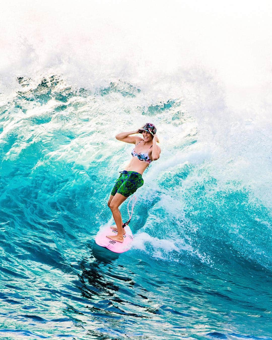 ELLE Magazineさんのインスタグラム写真 - (ELLE MagazineInstagram)「Riding the weekend wave 🌊🏄‍♀️⁣ @stephaniegillmore shot by @tylerjoe, styling by @carrrreon, wearing @preenbythorntonbregazzi」4月5日 22時44分 - elleusa