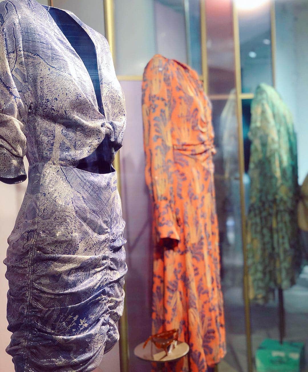 内山理名さんのインスタグラム写真 - (内山理名Instagram)「H&M CONSCIOUS EXCLUSIVE 2019 collection🍍 ・ 2030年までに 全ての商品をリサイクルまたはサステイナブルなものに切り替える…流石ですね @hm 🌴 ・ パイナップルの葉で作られたドレスに 藻を使ったサンダル オレンジの皮を使って…などオシャレなものに変身♡  着心地もいいので是非手に取ってほしいな〜 ・ #hmconsciousexclusive  #sustainablefashion」4月5日 22時44分 - rinauchiyama_official