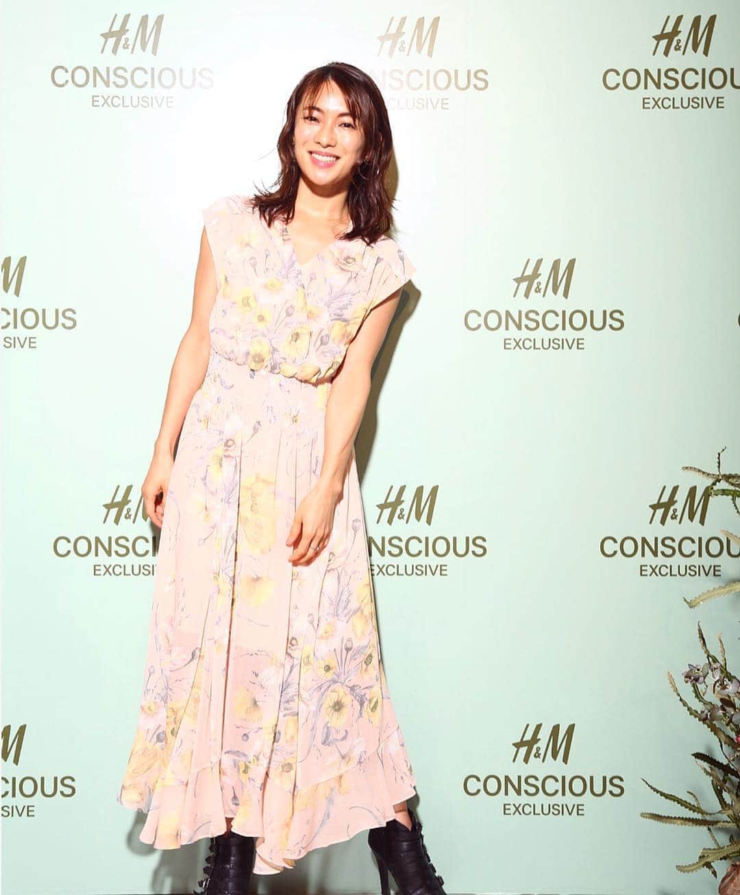 内山理名さんのインスタグラム写真 - (内山理名Instagram)「H&M CONSCIOUS EXCLUSIVE 2019 collection🍍 ・ 2030年までに 全ての商品をリサイクルまたはサステイナブルなものに切り替える…流石ですね @hm 🌴 ・ パイナップルの葉で作られたドレスに 藻を使ったサンダル オレンジの皮を使って…などオシャレなものに変身♡  着心地もいいので是非手に取ってほしいな〜 ・ #hmconsciousexclusive  #sustainablefashion」4月5日 22時44分 - rinauchiyama_official