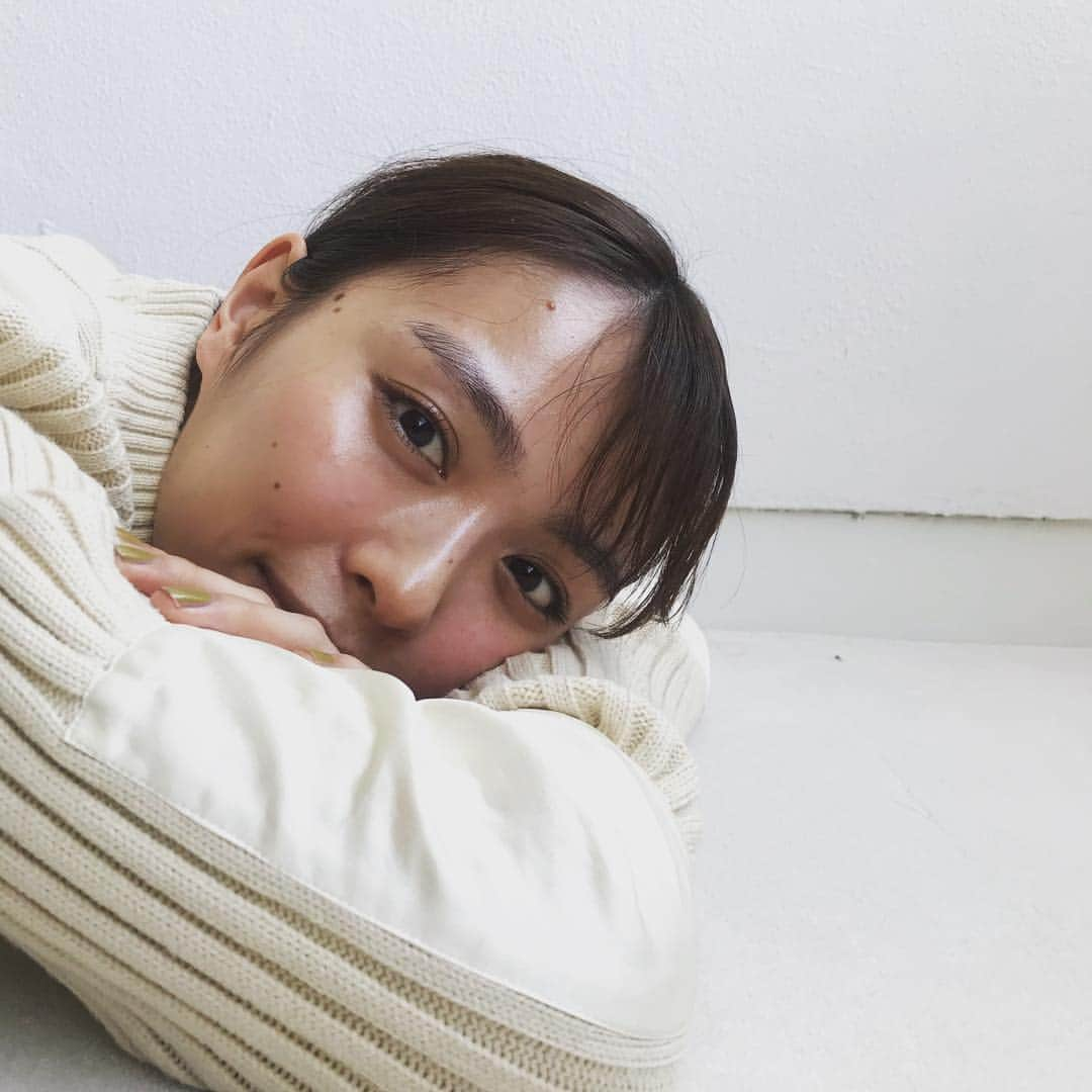 MOREさんのインスタグラム写真 - (MOREInstagram)「皆さん、昨日は『向かいのバズる家族』みましたか？我らがだーさんの主演ドラマ！見逃した方もぜひ配信でチェックしてみてくださいね。そんなドラマ撮影が忙しい中でも、いつも通りゆるーいムードで現場にいてくれる彼女に癒された先月のオフショット。ぜひ彼氏目線でお楽しみください笑  #MORE#moremagjp#デイリーモア#モデル#model#内田理央#だーりお#モアモデル#向かいのバズる家族」4月5日 22時44分 - moremagjp