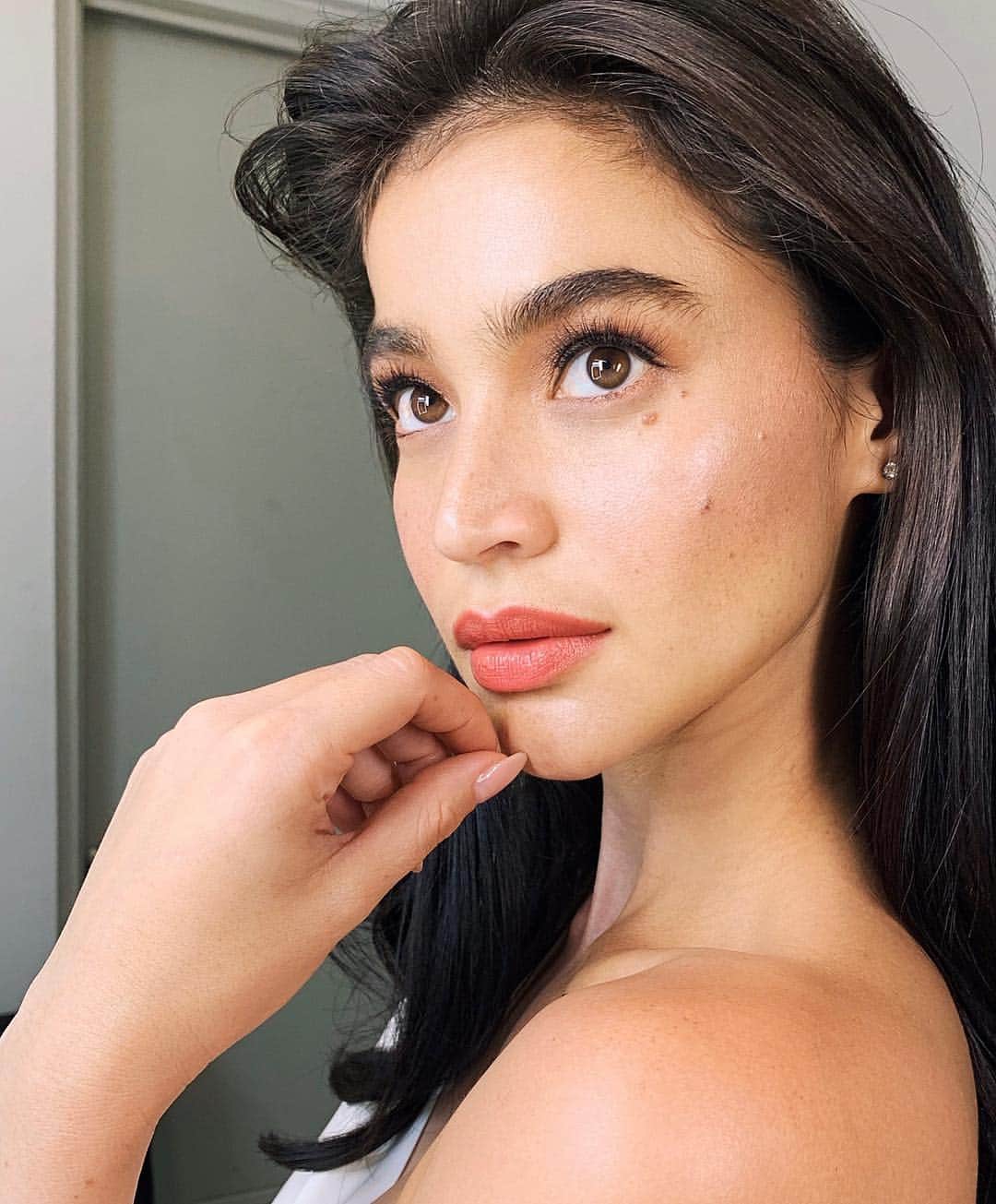 アン・カーティスのインスタグラム：「Me: WHAT SHOULD I EAT FOR CHEAT MEAL WEEKEND? 🤷🏻‍♀️ Suggestions? . . Awesome shoot today! Can’t wait to see how it turns out! Thank you mi loves @robbiepinera @santiagoraymond @pamquinones @markednicdao @jasonmagbanua @warrendimen @meancurtissmith never feels like work widju guys💘」