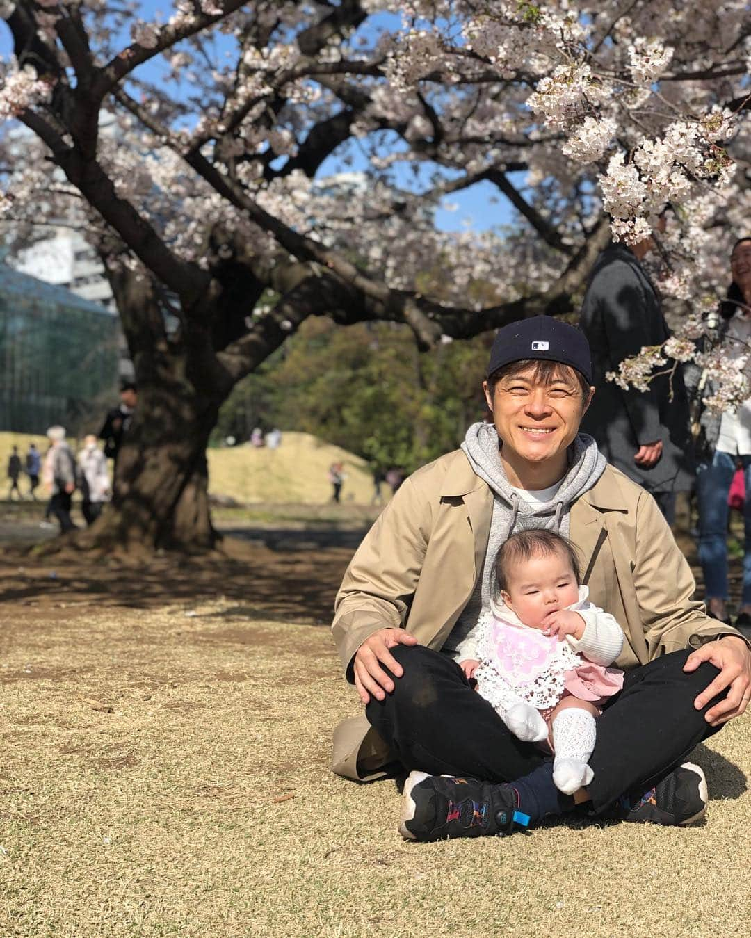 宮地謙典さんのインスタグラム写真 - (宮地謙典Instagram)「娘に桜を見せることができました！ #桜 #花見 #もうすぐ6ヶ月 #宮地家の長女」4月5日 22時49分 - miyajinibugo