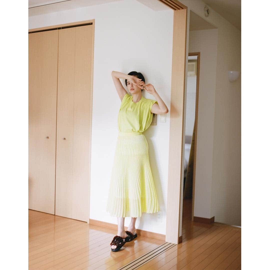 ZUCCa official Instagramさんのインスタグラム写真 - (ZUCCa official InstagramInstagram)「YELLOW | InRed MAY 2019 @inrededitor  ズッカで探す春に纏いたい“色”の服  Photo: Haruki Matsui Styling: Miho Ashino Hair & make-up: Taeko Kusaba Model: Yu Hirukawa  ー Tucked t-shirt / ZU91-Jk261 Pin tucked pleated skirt / ZU91-KG221 Milk stone earrings / ZU91-AK103 Bouquet sandals / ZU91-AJ013 ー  @zucca_tokyo #inred #yuhirukawa #spring #summer #2019 #ss19 #collection #fashion #tokyo #japan #ootd #zucca #zuccatokyo #ズッカ #ズッカトウキョウ」4月5日 22時51分 - zucca_official