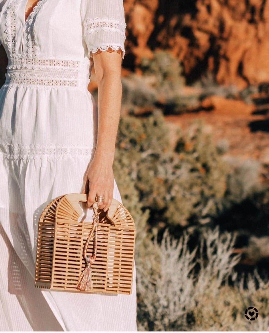 ヴィンスカムートさんのインスタグラム写真 - (ヴィンスカムートInstagram)「The coolest bag of the season? You’re looking at it. @busbeestyle paired the Bayne clutch with a white sundress for neutral perfection. #standoutstyle #spring2019 #bloggerstyle」4月5日 23時00分 - vincecamuto