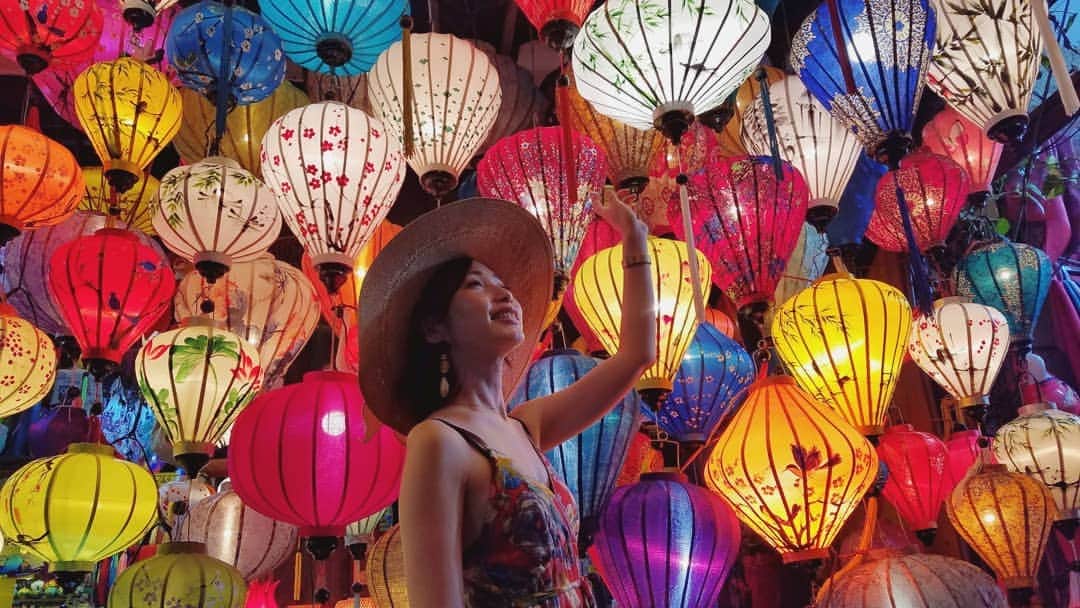 のインスタグラム：「* ベトナム旅🇻🇳 街全体が世界文化遺産として登録されているホイアン🌙 陽が落ちてからは、街中にランタンの明かりが灯り本当に幻想的🕯️ * 行くなら夕方以降がオススメですよ～✨ * @tabikobo * #ベトナム #ベトナム旅行 #ダナン #ホイアン #ランタン  #世界遺産 #世界文化遺産  #海外旅行  #旅好き  #インスタ映え #タビジョ #旅游  #vietnam #danang #goto  #vietnamtravel #HoiAn #hoianvietnam #photogenic #photography #danangtrip #vacation #summer #me #traveller」