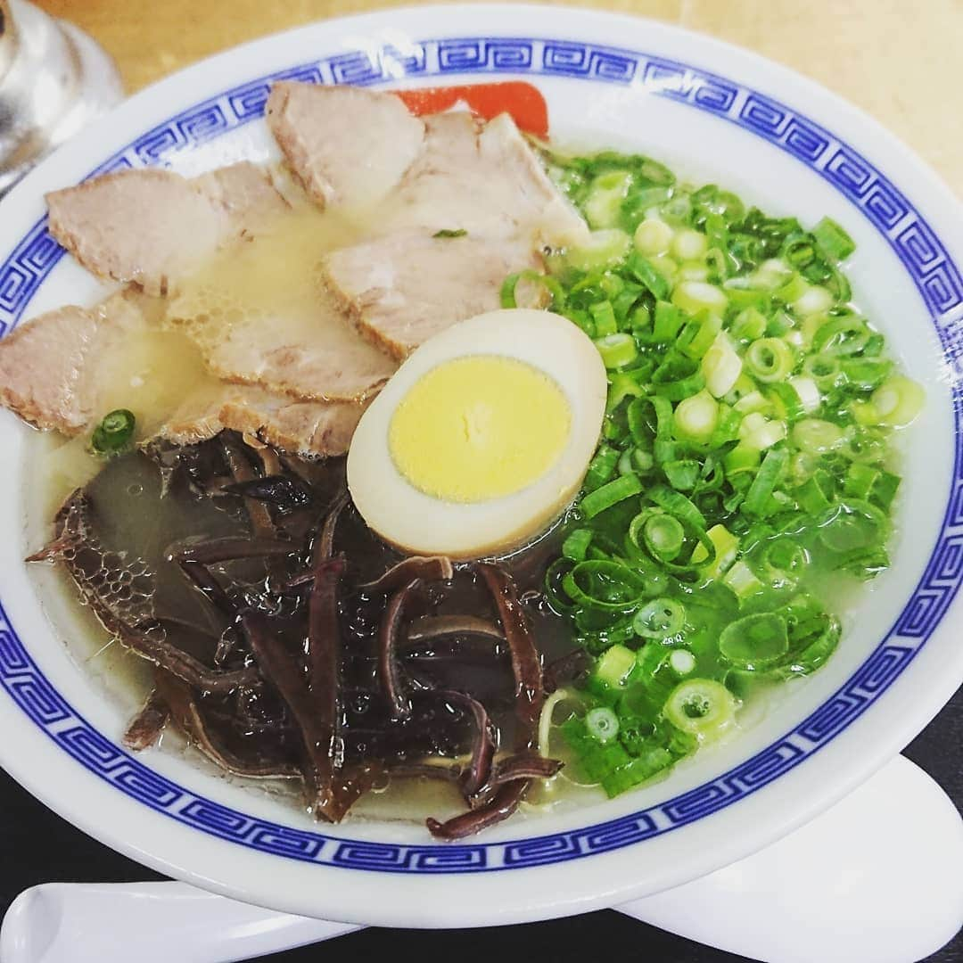 ピエール北川さんのインスタグラム写真 - (ピエール北川Instagram)「🍜 新橋で長浜ラーメンを食らう。 欲張って特製ラーメンにしちゃったけど、シンプルな長浜ラーメンにしても良かったなー。 味は、まさに九州を思い出す長浜そのまま❗くどくなくて美味しかった👍替え玉はガマンした😅また来よーっと #麺活」4月5日 22時53分 - pierrekitagawa