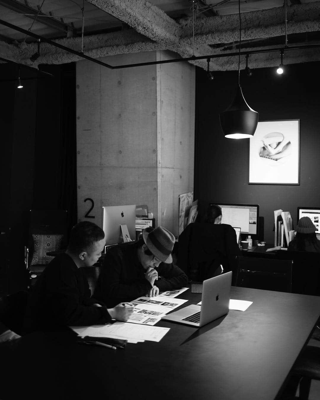 川上俊のインスタグラム：「artless Inc, nakameguro, tokyo, japan. (2019) / shun kawakami @shunkawakami + ken aoki / meeting about interior design for new project in Hanoi Vietnam.  グラフィックから建築空間へと、徐々に領域を広げることをイメージし、ブランディングとインテリアデザインを統合的に依頼を受注する試みを増やしています。  自社運営する artless craft tea & coffee や ヘッドオフィス をケーススタディに設計をはじめ、その後、中国でのホテルカフェの設計、ベルリンで進行中のレストラン、都内某所にオープンするリキュールブランドのショールーム、そして、ベトナムハノイにオープンするスクール。少しづつ経験値を上げ、感覚の深度を深め、自分および artless のチームポテンシャルを上げる試みを続けています。  追記： この試みは、建築やインテリアデザインまで全てを受注をとり、利益を出したいという目的ではなく、スモールサイズのプロジェクトを実践でトライさせてもらうことで、責任ある深いケーススタディとなり自分の経験値とキャパシティを拡げることとなります。その経験の積み重ねにより、将来チャンスが来るであろう様々なブロジェクトで、 世界的に活躍する建築家やインテリアデザイナーと可能な限り同レベルでのコラボレーションを生み出すための試みです。  #artless #shunkawakami」