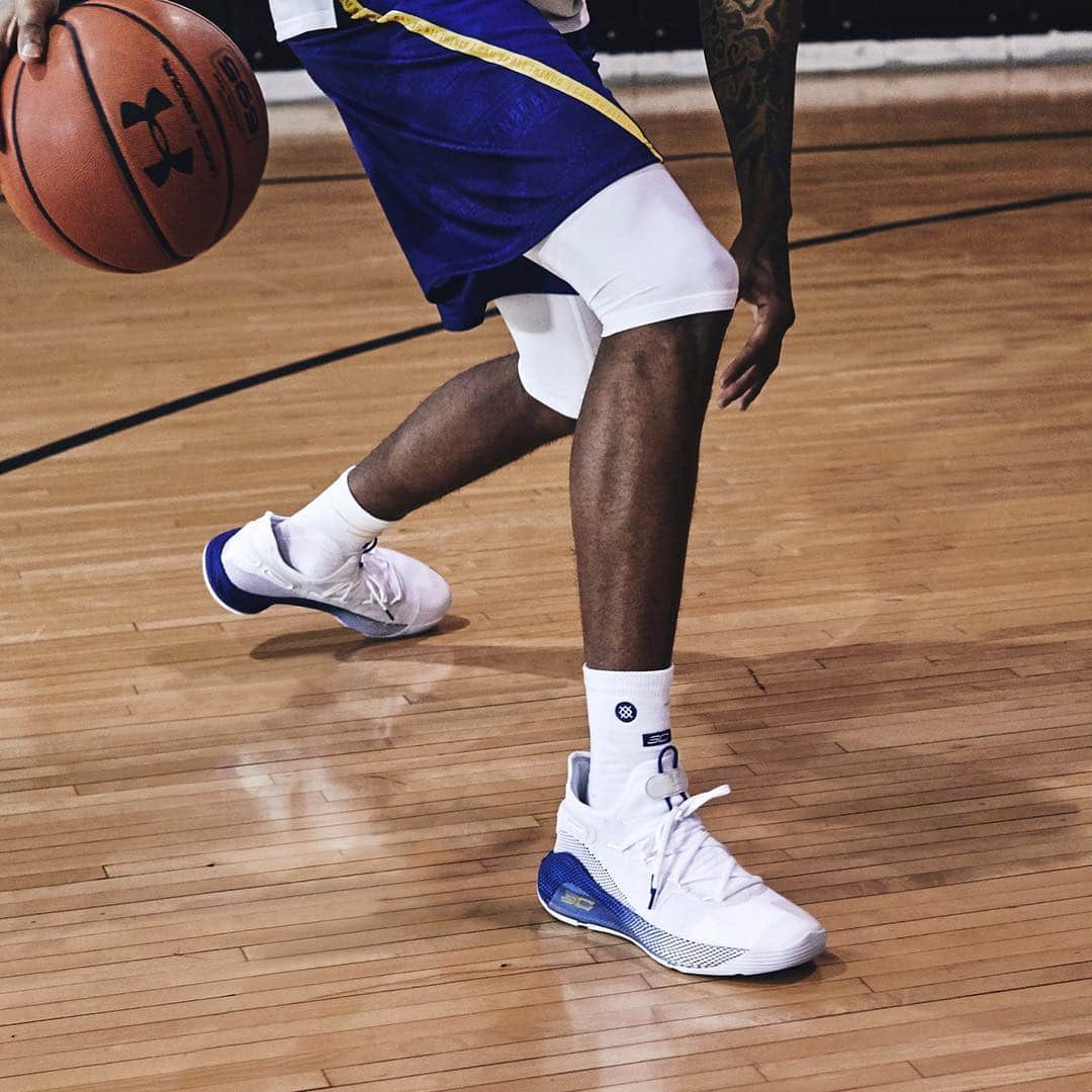 Under Armour Basketballさんのインスタグラム写真 - (Under Armour BasketballInstagram)「Yellow, clean white and royal blue 👉 These are the colors of champions. The latest #Curry6 honors the loyal fans that have had his back for the past decade. #RuinTheGame in the “Dub Nation” edition now. Shop link in bio.」4月5日 23時02分 - uabasketball