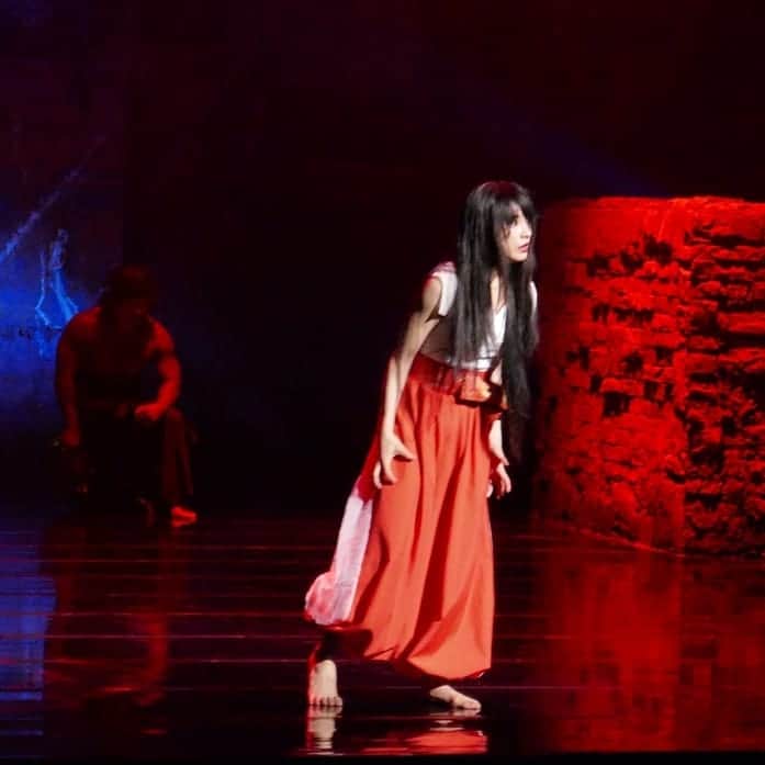 のインスタグラム：「映画「累-かさね-」の DVD＆ブルーレイの発売日、 4月24日が近づいてきました✨ レンタル開始日は4月17日。 もう2週間をきってます💡 豪華版と通常版がリリースされるのですが 豪華版の特典ディスクの内容が 本当に豪華なのです😳✨✨ 1、メイキング映像 2、ディレクターズカット版で  劇中舞台シーンの映像を収録 素晴らしい役者さん方の演技を ぜひぜひぜひ、 堪能していただきたいです…！ 実は皆さん舞台「PLUTO プルートゥ」も 観に来てくださっていて、 すごく勇気づけられました。 本当にありがとうございました😢✨✨ 3、土屋太鳳「七つのヴェールの踊り」特別版 練習風景、稽古のシーンも収録されていて フル楽曲映像で観ていただけるようです。 本当に本当にありがたいです。 4、イベント映像集 完成披露試写会と公開直前イベント そして 初日舞台挨拶が収録されるそうです！ 5、映画『累ーかさねー』公開記念特番 「土屋太鳳×芳根京子 THE 女子会」 この番組が収録されるとは 想像もしてなかったので 驚きと一緒に本当に嬉しいです💕✨✨ 実は私もおみやげ、お渡ししていて。 使ってくれてたら嬉しいな…✨ クランクアップの時にいただいた写真も ずっと飾ってるのですが 作品と #佐藤祐市 監督はじめスタッフさんがた、 #芳根京子 ちゃんはじめキャストの方々、 そして 原作者である #松浦だるま 先生との出会いは 私にとって本当にかけがえのない 宝物となりました😊  これからも大切に大切に 心に刻みつけて あたためていこうと思います🙏✨ ひさしぶりに劇中劇「サロメ」の写真を。 今も心の中にいるサロメ。 いつかまた 出会うことが出来ますように…！ #累」