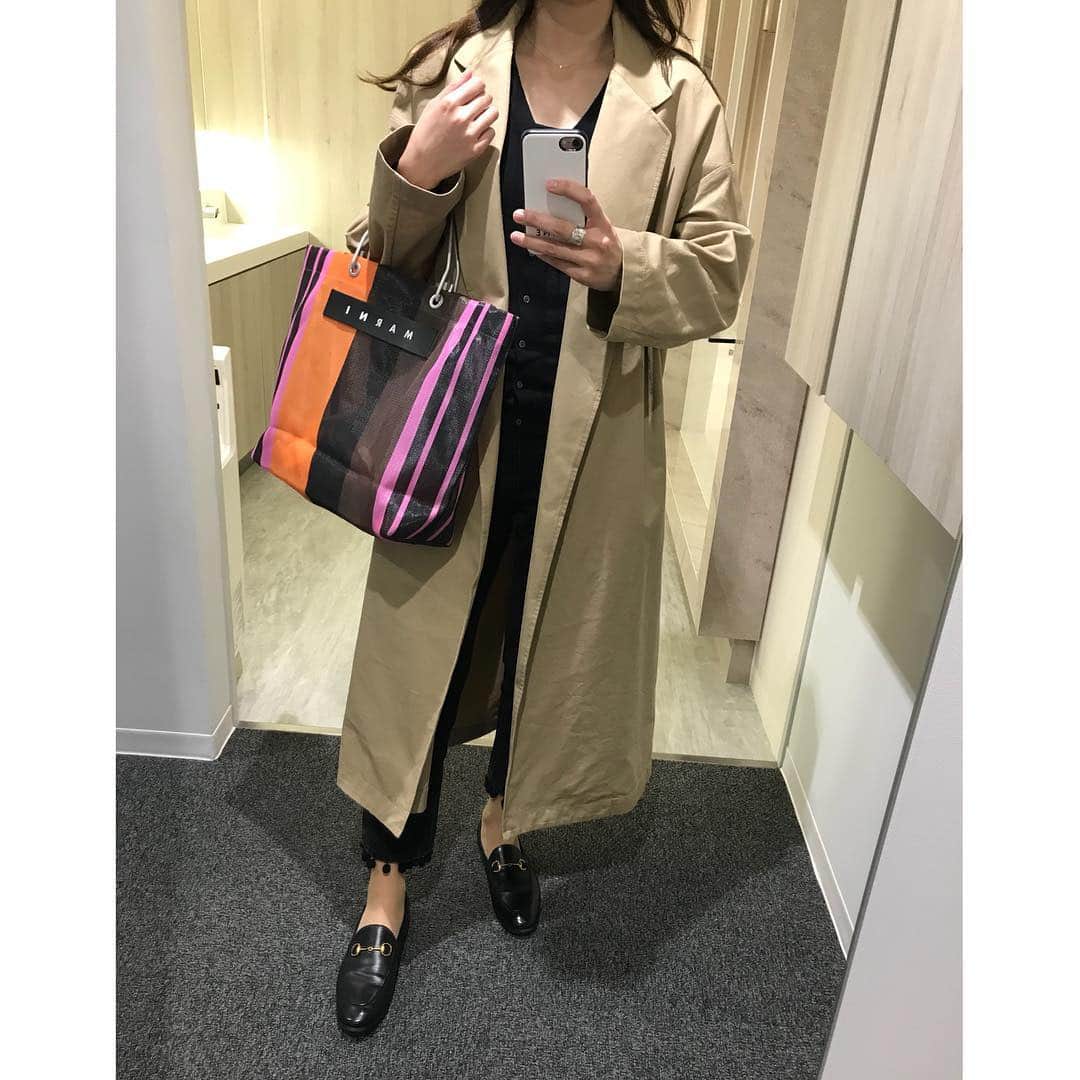 liiiiche23のインスタグラム：「・ ・ 久々の残業続きで白目がち😂笑 そんな今日のお洋服。 ・ ・ #code #coordinate #fashion #ootd #outfit #outfitoftheday #dailylook #dailylook_japan #instafashion #instagood #deuxiemeclasse #ドゥーズィエムクラス #トレンチ #トレンチコート #gap #ギャップ #gu #ジーユー #gucci #guccishoes #グッチ #maini #marnicafe #マルニ #マルニカフェ」