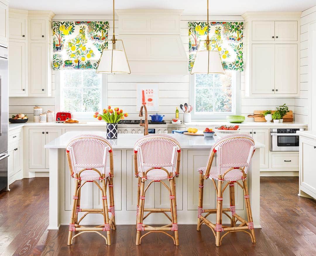 HGTVさんのインスタグラム写真 - (HGTVInstagram)「How stunning is this sunny kitchen from the April issue of #HGTVMagazine? We can’t stop staring 👀 Link in bio to see the rest of this dreamy home🏡 . . . #hgtv #interiordesign #kitchensofinstagram #kitchendesign」4月5日 23時08分 - hgtv