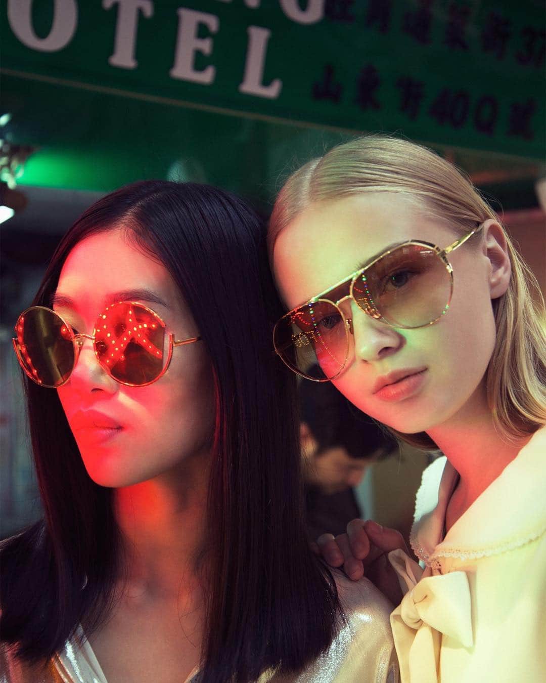 のインスタグラム：「Drawing inspiration from Hong Kong, Linda Farrow presents precious gold and tobacco brown stained glasses for its SS19 collection; Dear Kowloon . . . #DearKowloon #LFSS19 #lindafarrow #fashionaccessories #eyewear  Photography: @spitgan_magazine」