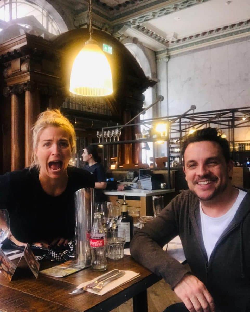 ジェマ・アトキンソンさんのインスタグラム写真 - (ジェマ・アトキンソンInstagram)「Lunch with Tools against my will again... Thanks for having me and @miketoolan @wearezizzi 🍕 🍝 ☕️」4月5日 23時10分 - glouiseatkinson