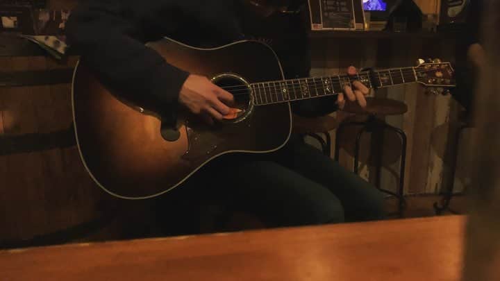 川崎鷹也のインスタグラム：「ライブ終わりに大柴広己さんの『さよならミッドナイト』大好きな曲。 #大柴広己 #さよならミッドナイト #カバー #川崎鷹也 #アコースティック #cover #acoustic #music #instagood #instagram #instaart #instamusic」