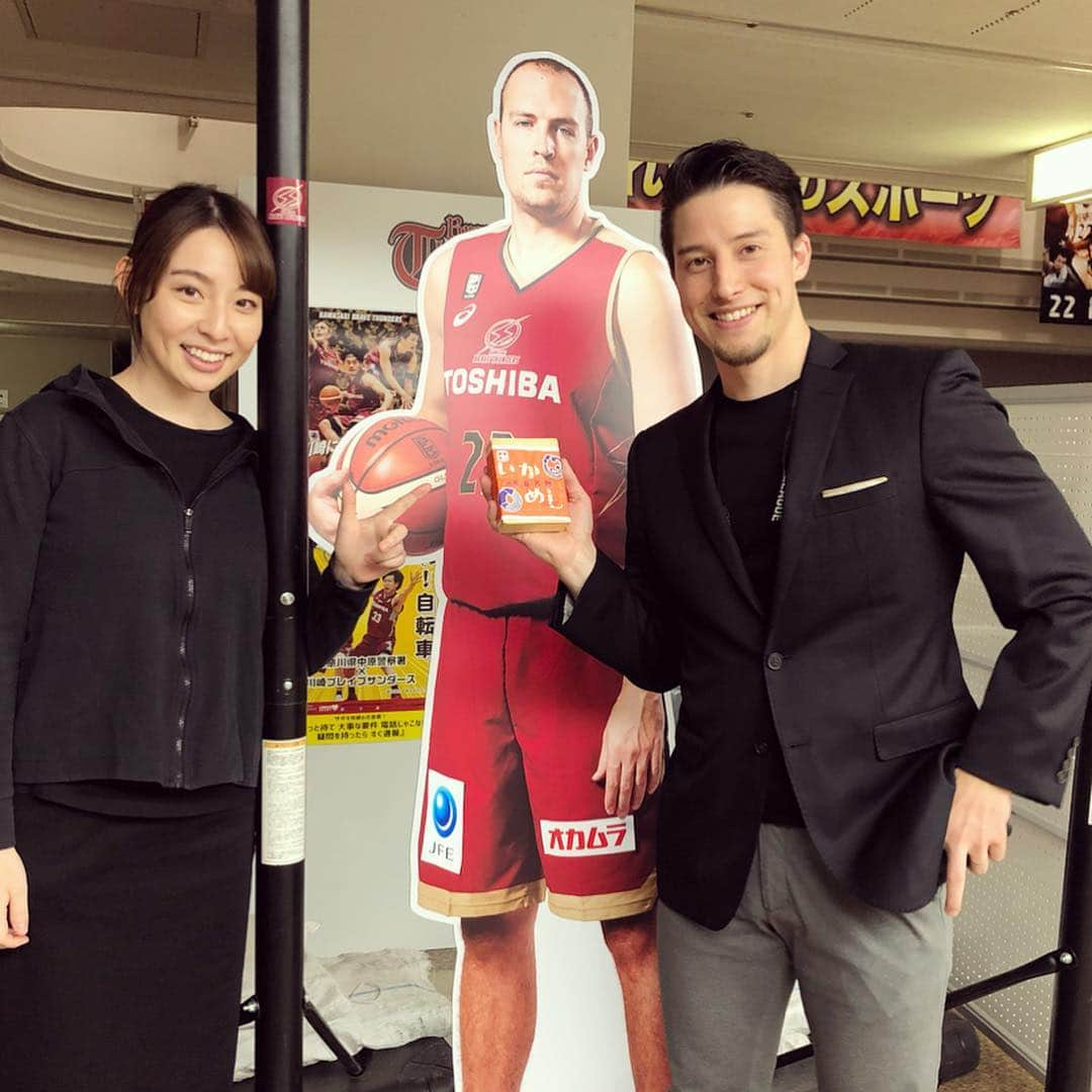 今井麻椰さんのインスタグラム写真 - (今井麻椰Instagram)「川崎の皆さん、初日ありがとうございました😊🦑 大河チェアマンもたまたまいらして、初いかめし🦑！笑 . クリスさんにもお仕事終わりに🦑 やはりバスケの現場はあたたかい！最高です☺️💓 . 明日もよろしくお願いします🦑 たくさんの人の手に届きますようにっ！ . #いかめし #いかめし阿部商店 #イカ先輩 #Bリーグ #bleague #Bリーグ観戦 #アリーナグルメ #バスケットボール #🏀 #🦑 #バスケといかめしのコラボ」4月5日 23時12分 - maya_imai_124