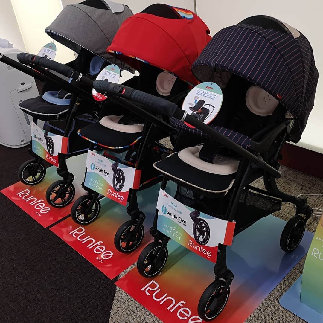 ピジョンさんのインスタグラム写真 - (ピジョンInstagram)「【本日発売★Feel, New Runfee✨】新しくなったピジョンのシングルタイヤベビーカー「ランフィRA9」。今日からお店でご覧になれるようになりました！  赤ちゃん本舗共同開発品「ランフィリノンRA9」も同時発売です😃✌️ 「お店に見に行かれないんで、現物の画像が見たーい！」というお声をいただいたので。  今日のpostは、ピジョン本社のショールームに展示されているランフィRA9の写真にしました📷  来客されたお客様に不審に思われないように！ ちゃんと注意しながら！ ローアングルの画像も押さえておりますー！←不審だったかも  幌の内側やカゴのデザイン等々 ブランドサイトなどではなかなかお見せしないカットをご覧いただければ✨ 多少イメージのお手伝いになっているでしょうか…？←編集下手なので心配  あ、お店に行かれる方は、私のへなちょこスマホ画像だけでなく、ぜひこの週末あたりに現物チェックをお願いします🙇‍♀️ もちろん気に入っていただけたら、すぐに連れて帰れますよ🎵なぜなら発売日だから…❤️ 走行体験会を実施しているお店もあるので、販売店情報で、イベント情報もチェック☑️してみてください✨  皆さんに新しい押しやすさ、体感だけでも！していただければ嬉しいです💕 ※販売店情報は、プロフィールのハイライトストーリーズに「ランフィ発売」URLブランドページのshoplistから→ ---------- #赤ちゃん #ベビー #赤ちゃんとお出かけ #赤ちゃんのいる暮らし #出産準備 #出産準備品 #マタニティー #マタニティ #プレママ #ベビーカー #ベビーカーデビュー #初ベビーカー #a型ベビーカー #シングルタイヤ #シングルタイヤベビーカー #押しやすい #ランフィ #ランフィra9 #Runfee #ランフィとお出かけ #ランフィリノン #ランフィリノン3 #新商品 #ピジョン  #ランフィが展示されている場所は  #ちょうど来客の方にお待ちいただくベンチの前でして  #あの人何やってるんだろうと思われないように  #終始真剣にそれっぽい感じを醸し出しながら撮影  #客観的に見てないからあくまで予想ですが」4月5日 23時12分 - pigeon_official.jp