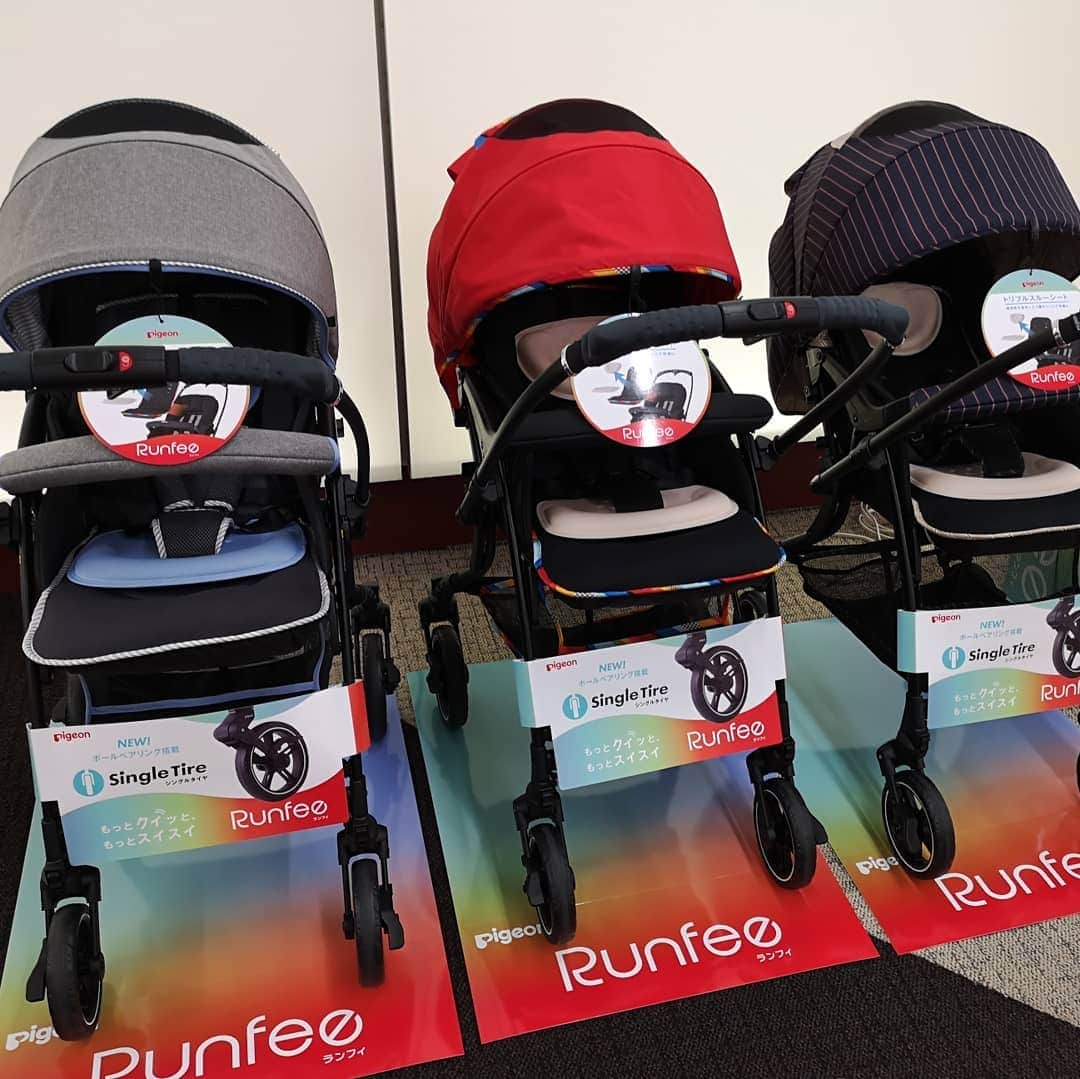 ピジョンさんのインスタグラム写真 - (ピジョンInstagram)「【本日発売★Feel, New Runfee✨】新しくなったピジョンのシングルタイヤベビーカー「ランフィRA9」。今日からお店でご覧になれるようになりました！  赤ちゃん本舗共同開発品「ランフィリノンRA9」も同時発売です😃✌️ 「お店に見に行かれないんで、現物の画像が見たーい！」というお声をいただいたので。  今日のpostは、ピジョン本社のショールームに展示されているランフィRA9の写真にしました📷  来客されたお客様に不審に思われないように！ ちゃんと注意しながら！ ローアングルの画像も押さえておりますー！←不審だったかも  幌の内側やカゴのデザイン等々 ブランドサイトなどではなかなかお見せしないカットをご覧いただければ✨ 多少イメージのお手伝いになっているでしょうか…？←編集下手なので心配  あ、お店に行かれる方は、私のへなちょこスマホ画像だけでなく、ぜひこの週末あたりに現物チェックをお願いします🙇‍♀️ もちろん気に入っていただけたら、すぐに連れて帰れますよ🎵なぜなら発売日だから…❤️ 走行体験会を実施しているお店もあるので、販売店情報で、イベント情報もチェック☑️してみてください✨  皆さんに新しい押しやすさ、体感だけでも！していただければ嬉しいです💕 ※販売店情報は、プロフィールのハイライトストーリーズに「ランフィ発売」URLブランドページのshoplistから→ ---------- #赤ちゃん #ベビー #赤ちゃんとお出かけ #赤ちゃんのいる暮らし #出産準備 #出産準備品 #マタニティー #マタニティ #プレママ #ベビーカー #ベビーカーデビュー #初ベビーカー #a型ベビーカー #シングルタイヤ #シングルタイヤベビーカー #押しやすい #ランフィ #ランフィra9 #Runfee #ランフィとお出かけ #ランフィリノン #ランフィリノン3 #新商品 #ピジョン  #ランフィが展示されている場所は  #ちょうど来客の方にお待ちいただくベンチの前でして  #あの人何やってるんだろうと思われないように  #終始真剣にそれっぽい感じを醸し出しながら撮影  #客観的に見てないからあくまで予想ですが」4月5日 23時12分 - pigeon_official.jp