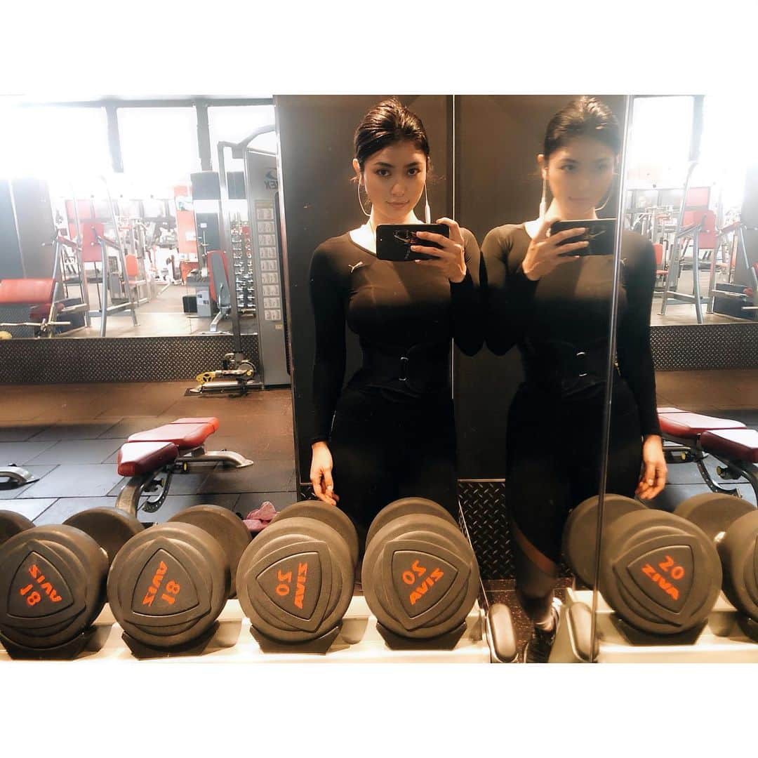 金城優華のインスタグラム：「正直 今日はトレーニング気分じゃなくて 怠けたかった。 でも、頑張らないで変わらないと嘆くのは悔しかったのでとりあえず行くだけ行ってやってみたら完全にスイッチ入ってミッチリ脚&お尻追い込んでた♥笑  #トレーニングは安定剤。笑 #コルセット巻いたウエスト本物になってくれたら最高なのに…」