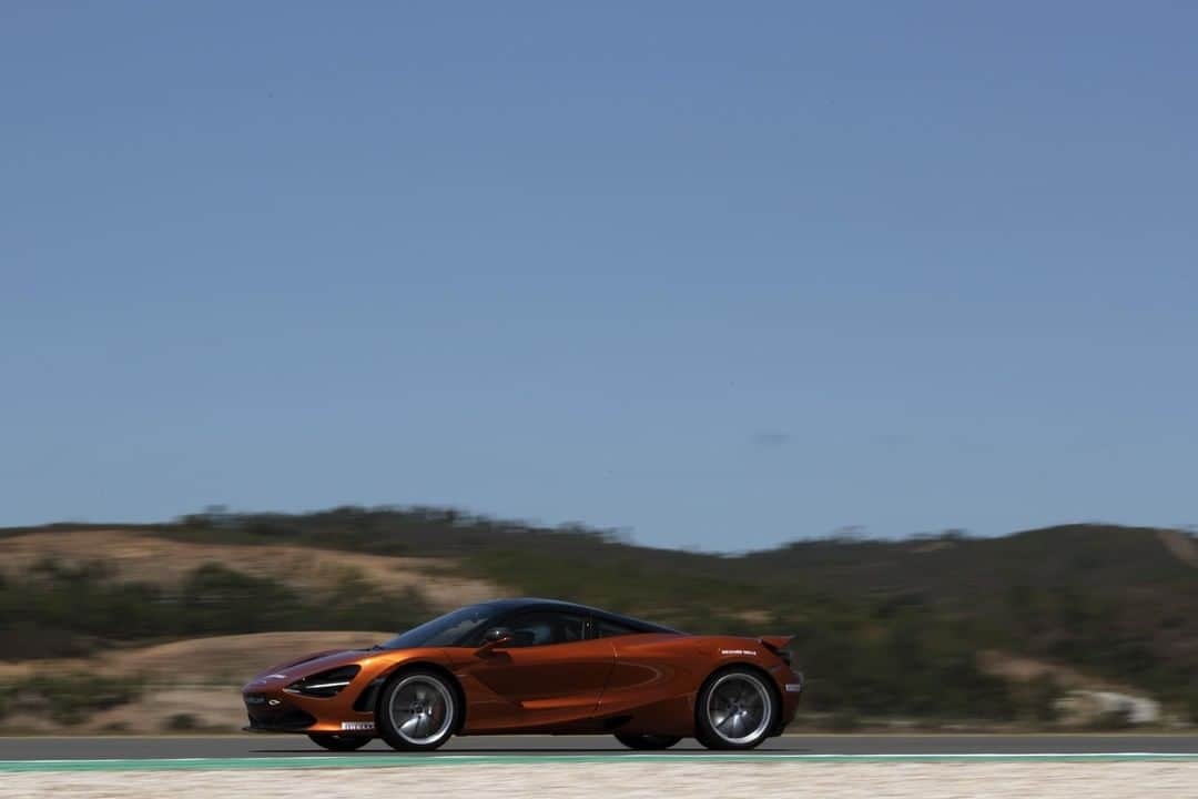 McLaren Automotiveさんのインスタグラム写真 - (McLaren AutomotiveInstagram)「Experience the exhilarating thrill of the #McLaren720S whilst effortlessly tackling the downhill slopes of The Algarve International Circuit, Portimão. With the guidance of our professional coaches you’re guaranteed fast lap times. Find out more about #PurePortimão in our stories.  #PureMcLaren #McLarenExperiences」4月5日 23時21分 - mclarenauto