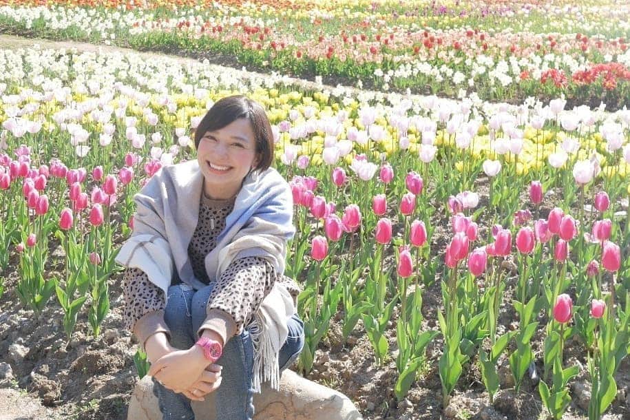 芳美リンさんのインスタグラム写真 - (芳美リンInstagram)「春なのでお花写真もう一つ💮  載せきれていなかった、 高知旅の思い出、、☺ #北川村モネの庭マルモッタン #チューリップ畑　が素敵でした✨  モネの絵をモチーフにした傘を二本買いました☺  P.S 引き続き、目指せスイスデリスアンバサダー✨ 公式アカウントに載っている、私の写真へのいいね、お願いいたします☺  @swissdelice_jp  すでにイイねしてくれた皆様、本当にありがとうございます✨ いつも感謝です、、✨ May I ask you a faver? Please press like to my Pic at @swissdelice_jp　♥  So l can be a  a Swissdelice ambassador. I would like to learn and share Swiss culture through my Outdoor life☺  #旅スタグラム#高知県　 #高知旅行#四国#四国旅行 #高知 #リョーマの休日 #旅したくなるフォト#japantrip #kochi  #travelstagram #旅人 #lynn_trip #旅 #instatrip #travelme #タビジェ二  #travel #trip #traveler #トラベラー#モネの庭#モネの庭マルモッタン #モネのフォトコン4」4月5日 23時22分 - lynn.lynn5