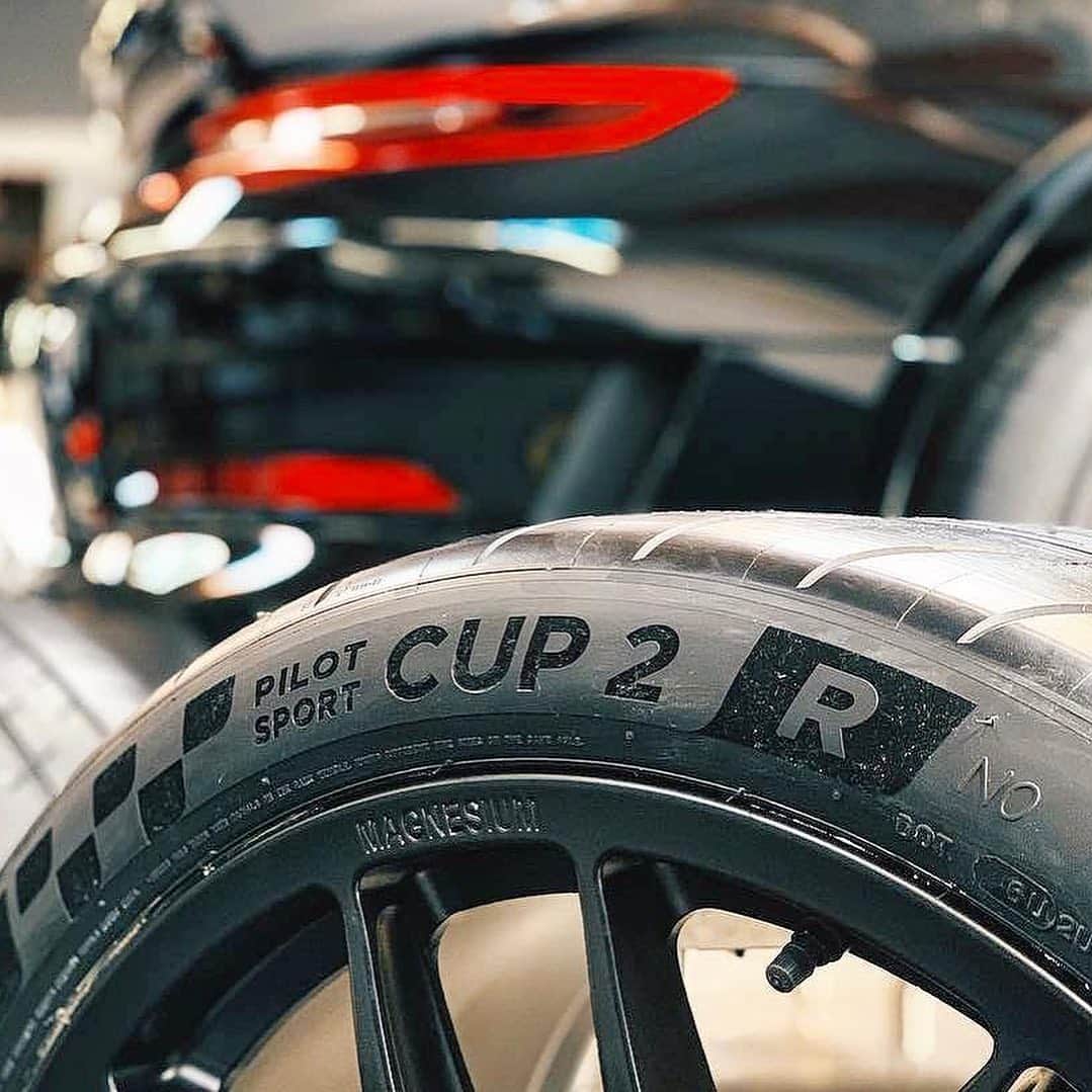 ミシュランさんのインスタグラム写真 - (ミシュランInstagram)「We’re bringing the track to the street with the new MICHELIN® Pilot® Sport Cup 2 R — our highest performing, street-legal track tire. Post your new #PilotSportCup2R tire, tag us, and we’ll feature some of the best.  Currently available in limited sizes for the Porsche #GT3RS and #GT2RS but stay tuned for more sizes. 😉 (📸: @311rs, @iamted7, @bbiautosport 🚗: @gmgracing, @jeff_xlr )」4月5日 23時22分 - michelinusa
