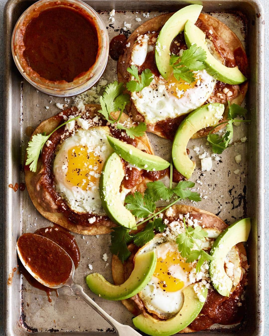 Gaby Dalkinさんのインスタグラム写真 - (Gaby DalkinInstagram)「Huevos Rancheros with all the 🥑 because we made it to FRIDAY!!! 💥💥💥 (recipe is waaaaay back in the archives)」4月5日 23時22分 - whatsgabycookin