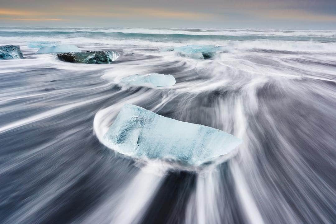 NikonUSAさんのインスタグラム写真 - (NikonUSAInstagram)「From Nikon photographer @shanewheelphoto: "Black sand, glacial ice, and cold... Now this is my kind of beach day.” Shot with the D810. #NikonD810 #NikonNoFilter #iceland #icelandtrip #iceland🇮🇸 #landscape #landscapephotography」4月5日 23時25分 - nikonusa