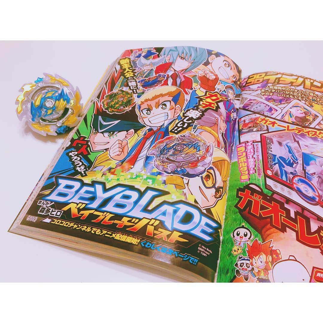 潘めぐみさんのインスタグラム写真 - (潘めぐみInstagram)「💥『 #コロコロコミック 』4月号💥 . 森多ヒロ先生の『ベイブレードバースト』連載中です‼️ . ベイバトルはもちろんのこと キャラクターの個性のぶつかり合いも熱いです‼️ . 購入した書店では、何やらキャンペーン中だったようで、くじを引いたら、ファイルが当たりました。 . 偶然にもドラムカラーで愛着が湧いています。 . #ベイブレードバースト #ベイブレードバーストガチ #新主人公 #虹龍ドラム . 魅力的ならキャラクターいっぱいいるんだけど ズキューーーンとキタのは こちらのキャラクター… . ドラムに対しての、彼。 . 奇術師であるヒ◯カを思い浮かべてしまいました。 .」4月5日 23時29分 - han_meg_han