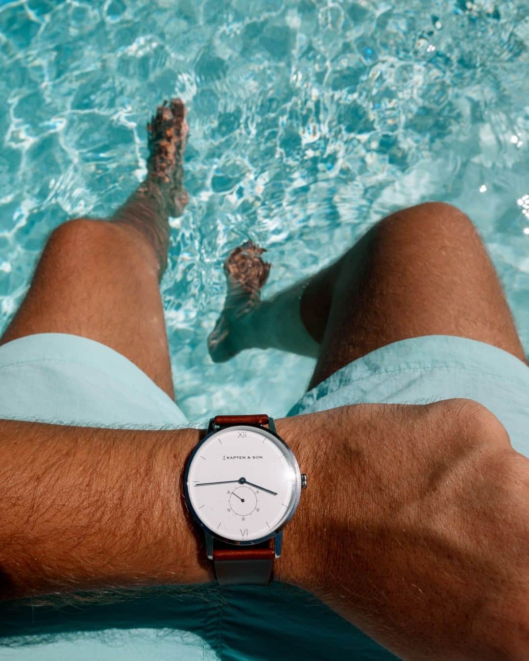 Kapten & Sonさんのインスタグラム写真 - (Kapten & SonInstagram)「'Keep your eyes on the stars, and your feet in the water.' 💦👣 Discover our Heritage Collection! #bekapten #kaptenandson⁣ .⁣ .⁣ .⁣ #watch #heritage #globetrotter #keepexploring #travellife #wander #travelinspo #instavacay⁣」4月5日 23時30分 - kaptenandson