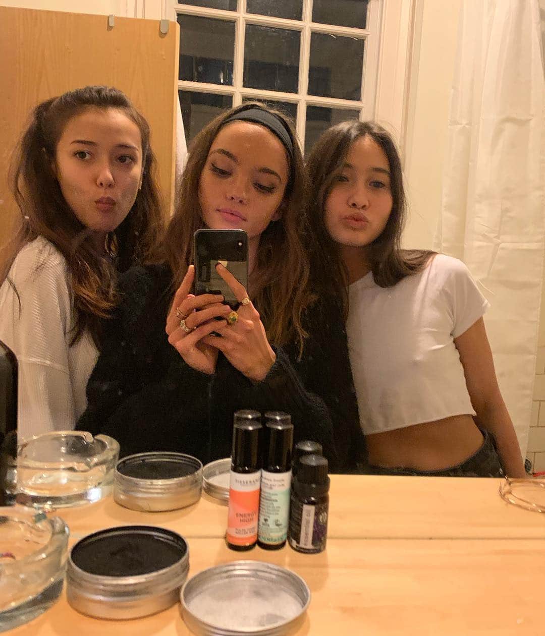 Inka Williamsさんのインスタグラム写真 - (Inka WilliamsInstagram)「Happy birthday to this girl right there. I believe in her so much. So connected in so many ways. ❤️ u know how i feel about u Ang. so glad you were my housemate, Love you always and thanks for carrying me when my feet hurt. I’d do the same for u and you know that ❤️❤️❤️❤️❤️」4月5日 23時30分 - inkawilliams