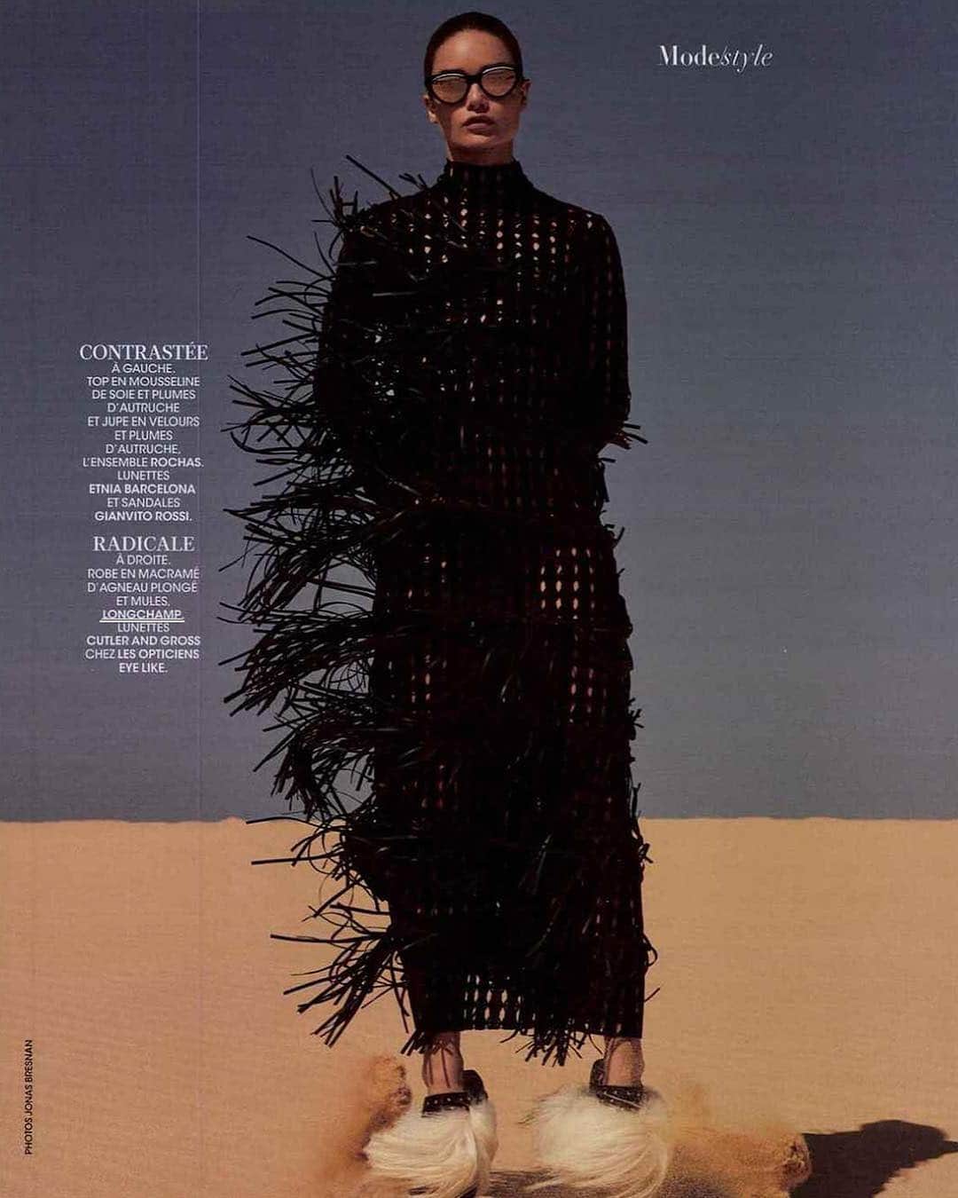 Longchampさんのインスタグラム写真 - (LongchampInstagram)「Fashion mirage in the desert for @madamefigarofr.  Shot by @jonasbresnan  Fashion director : @agnespoulle  Model : @myrtille_revemont」4月5日 23時32分 - longchamp