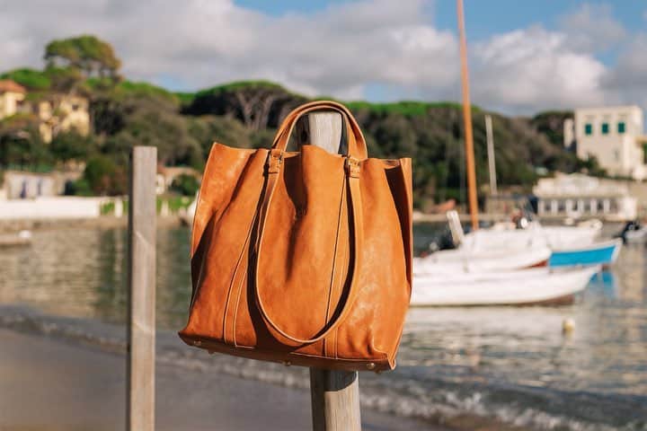 イルビゾンテのインスタグラム：「Go 𝐸𝓈𝓈𝑒𝓃𝓉𝒾𝒶𝓁 with Il Bisonte! Choose a bag to carry with you no matter the season. ☆ #ILBISONTE」