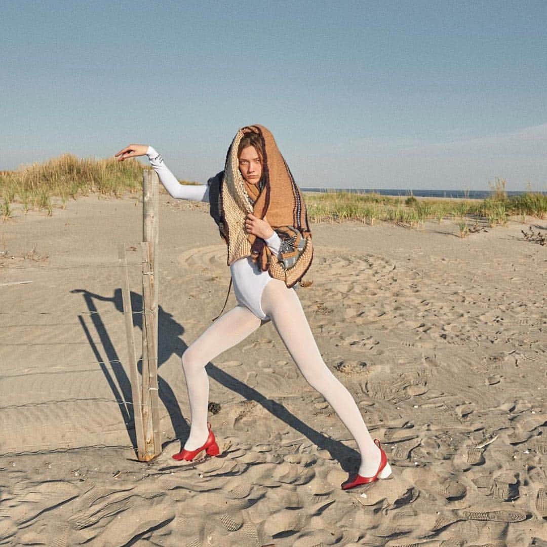 ユミ・ランバートのインスタグラム：「Still waiting here for summer to come ! 🤗☀️🙄」