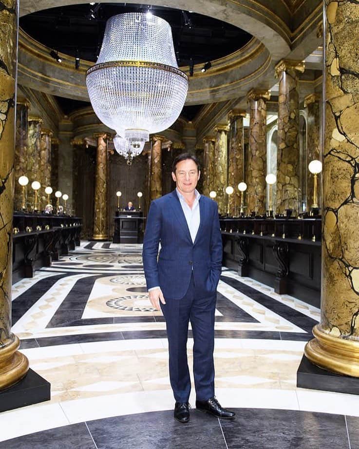 のインスタグラム：「Great to see @therealjasonisaacs sporting his Chester Barrie suit for the opening of Gringotts at ‘The Making of Harry Potter’ @wbtourlondon earlier this week. . . . . #CBstyle #SavileRow#tailoring#menswear #suit#mensfashion #style#chesterbarrie#Britishfashion#formalsuit #formalsuit#formalwear#eveningwear#styleinspiration#menslifestyle#occassionwear #Tuxedo#DinnerJacket#MensFashion#MensStyle#Style#MenwithStyle #ootd #jasonisaacs#redcarpet #harrypotter #theharrypotterexperience #themakingofharrypotter #gringotts #warnerbros #wbtourlondon」