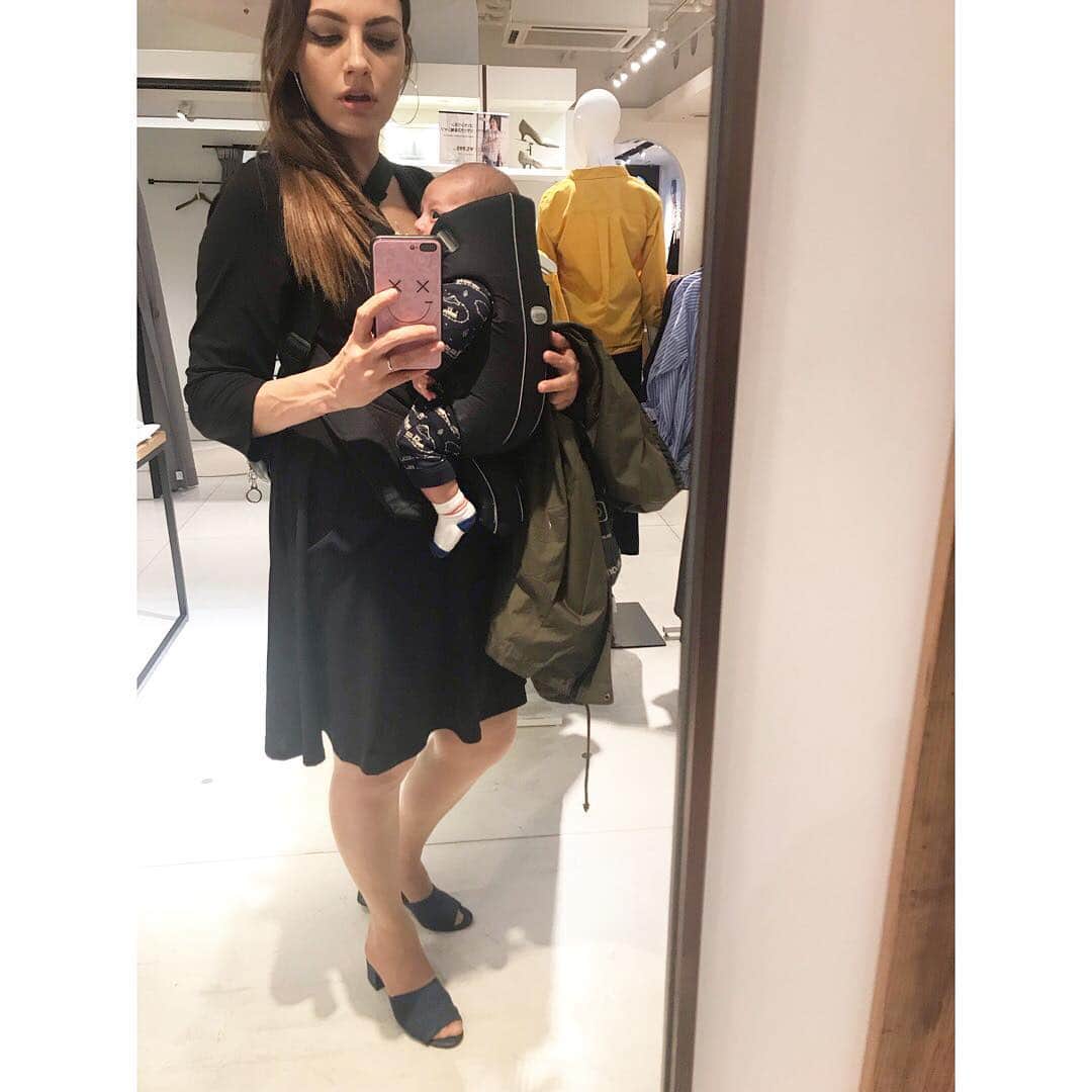 玲奈マリーのインスタグラム：「可愛子とお出かけ👶🏻 . . . . . . . #新米ママ #赤ちゃん #赤ん坊 #ベビー #息子 #0歳 #2ヶ月 #親バカ #親バカ部 #可愛い #ベイビー #ハーフ #新宿三丁目 #ショッピング #インフルエンサー #モデル #今日 #baby #babywearing #babybjorn #tokyo #japan  #cute #today」