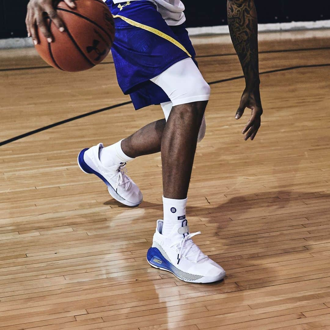 Under Armourさんのインスタグラム写真 - (Under ArmourInstagram)「Yellow, clean white and royal blue 👉 These are the colors of champions. The latest #Curry6 honors the loyal fans that have had his back for the past decade. #RuinTheGame in the “Dub Nation” edition now. Shop link in bio. #WEWILL」4月5日 23時37分 - underarmour