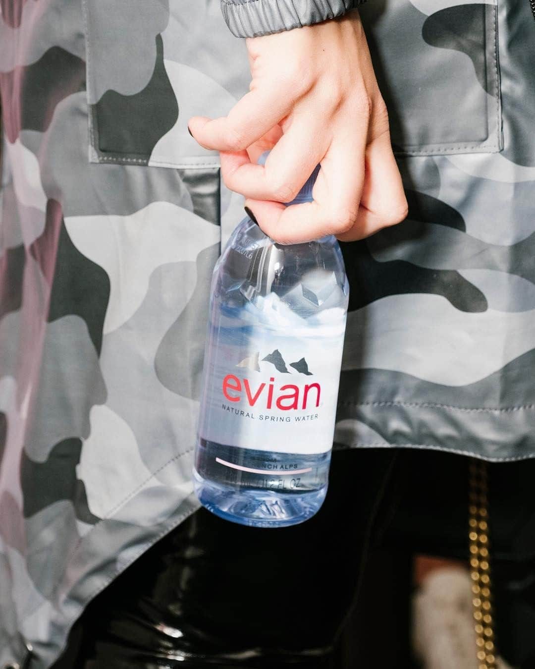 evianさんのインスタグラム写真 - (evianInstagram)「Stepping into the weekend happy and hydrated! Have a good one yall ✌️ #evian #Liveyoung #Stayhydrated」4月5日 23時37分 - evianwater