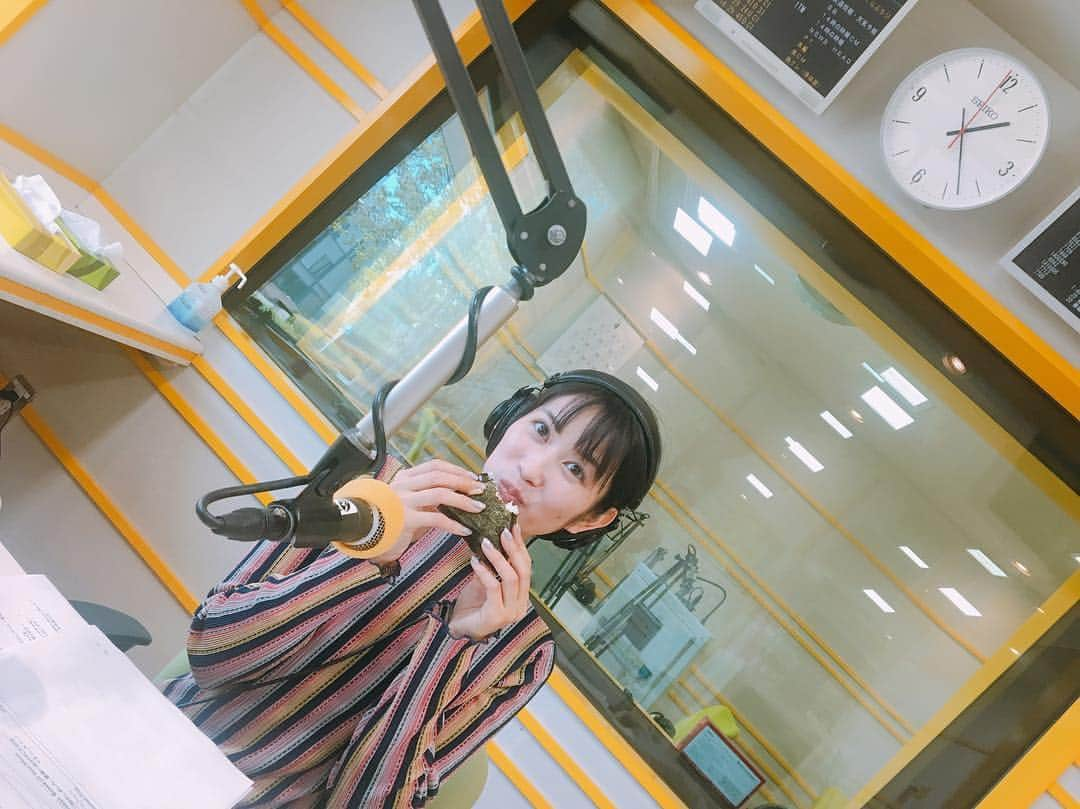 佐藤千晶さんのインスタグラム写真 - (佐藤千晶Instagram)「10時から16時までの 6時間の生放送、 お聴きいただき ありがとうございました！  楽しかったー！！ びっくりするほど あっという間でした笑！  来週もよろしくお願いします😊  #fmfuji  #goodday #佐藤千晶 #ラジオDJ #ラジオパーソナリティー #華金 #ハナキン #チアキン #もぐもぐタイム #曲中におにぎり #今日は食べるタイミングがつかめず #もう一つのおにぎりやおかずは終わったあと食べました笑  #台本があまりなくて自由 #フリートーク満載 #リクエスト曲多数 #半分以上は番組中に決まるスタイル  #読み応えあるメッセージとメールとツイート #温かいエール  #ありがとうございます🙏」4月5日 23時38分 - satochiaki125