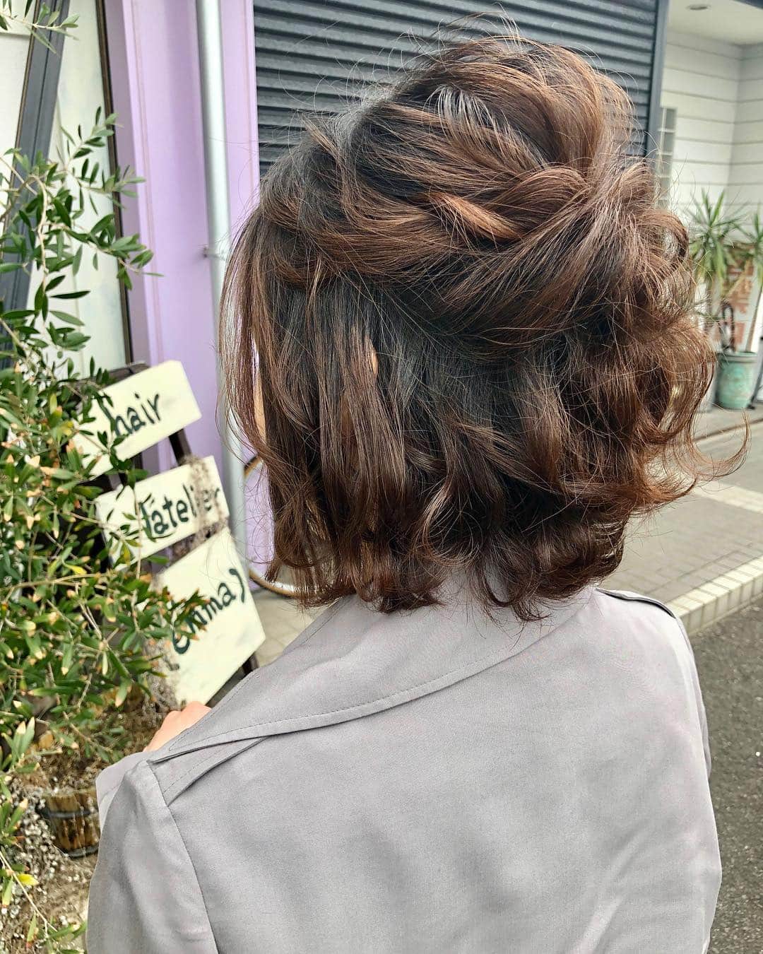 のインスタグラム：「ショートボブのハーフアップアレンジ 作り方はすごく簡単でシンプルだけど崩し方と動かし方で見え方は変わります✨ #香川県 #高松市 #丸亀市 #宇多津 #香川 #高松 #丸亀 #hiroki #わちゃかわいい #大人可愛い  #hair #hairset #hairarrange #japan  #簡単アレンジ #簡単ヘアアレンジ #アレンジ #セルフアレンジ #お呼ばれアレンジ #ヘアアレンジ  #可愛 #髮型 #美髮師 #髮型師 #髮型設計 #染髮 #发型 #護髮 #日系髮型」