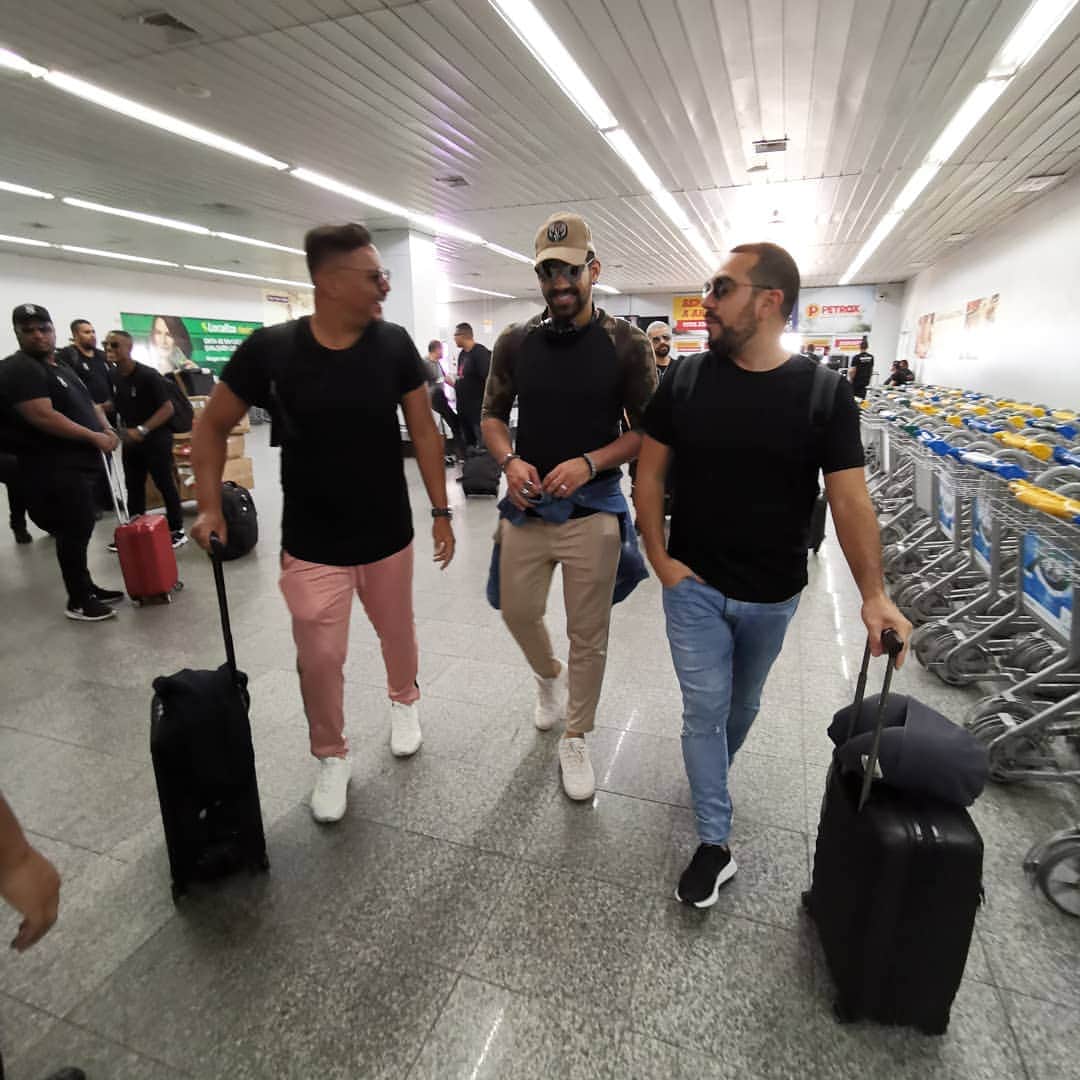 のインスタグラム：「Fim de semana de Festivais de Samba pelo Brasil é assim: as resenhas já começam no aeroporto 😀@bcbrunocardoso @dilsinho @eusergiojr」