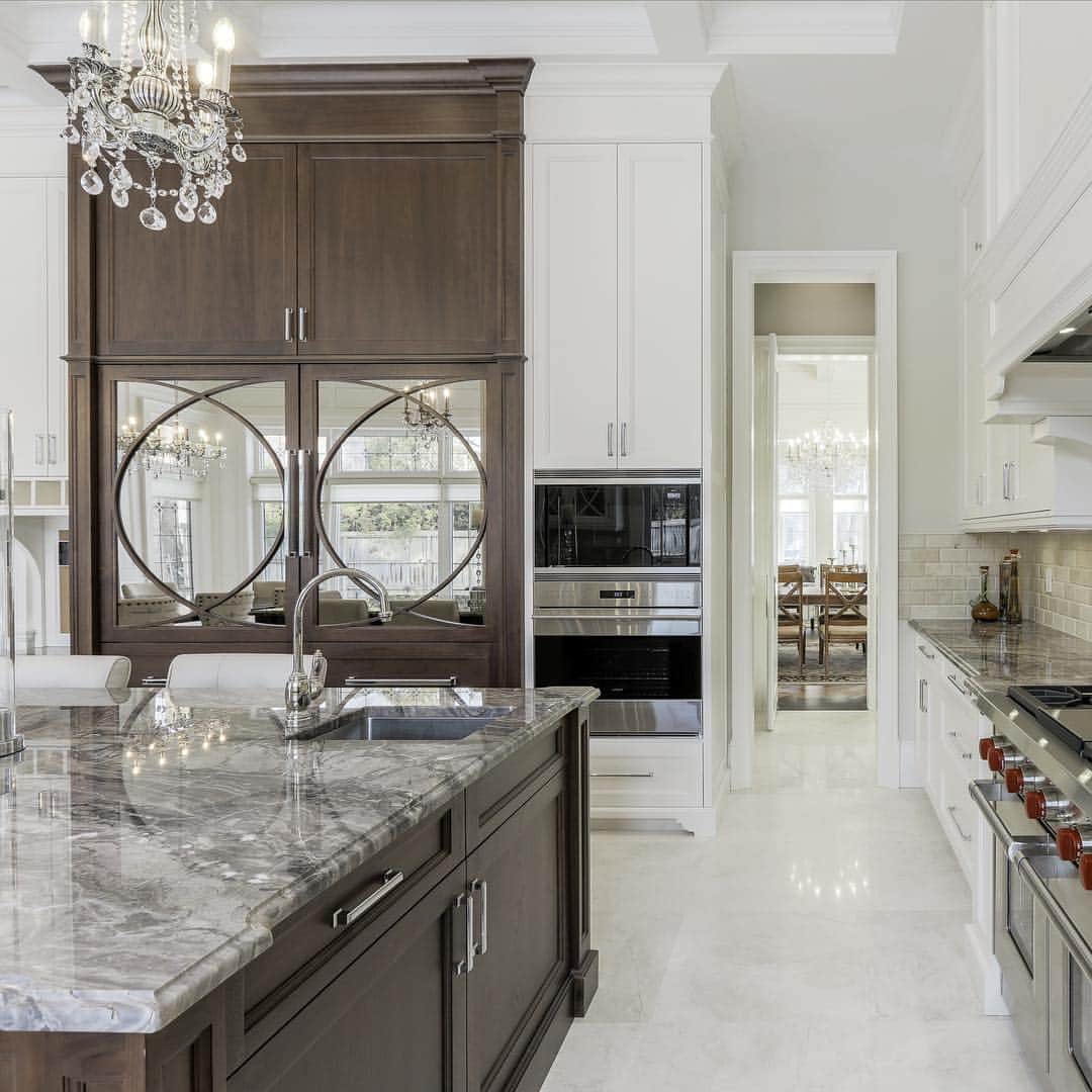 さんのインスタグラム写真 - (Instagram)「I can’t decide between kitchen or closet! Swipe and enjoy! Check out @peterandpaige for more pictures of this home! ❤️」4月6日 0時02分 - inspire_me_home_decor