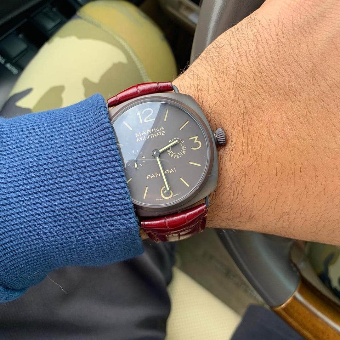 パネライのインスタグラム：「Very few pieces carry the 8 Giorni Brevttato, which means 8 day Patented, distinction on the dial. This happens to be one of my favorites outside of the grail pieces like the 203. This is the #PAM339 Radiomir Composite Marina Militare.  Pic by my good buddy @horosapien #paneraicentral」